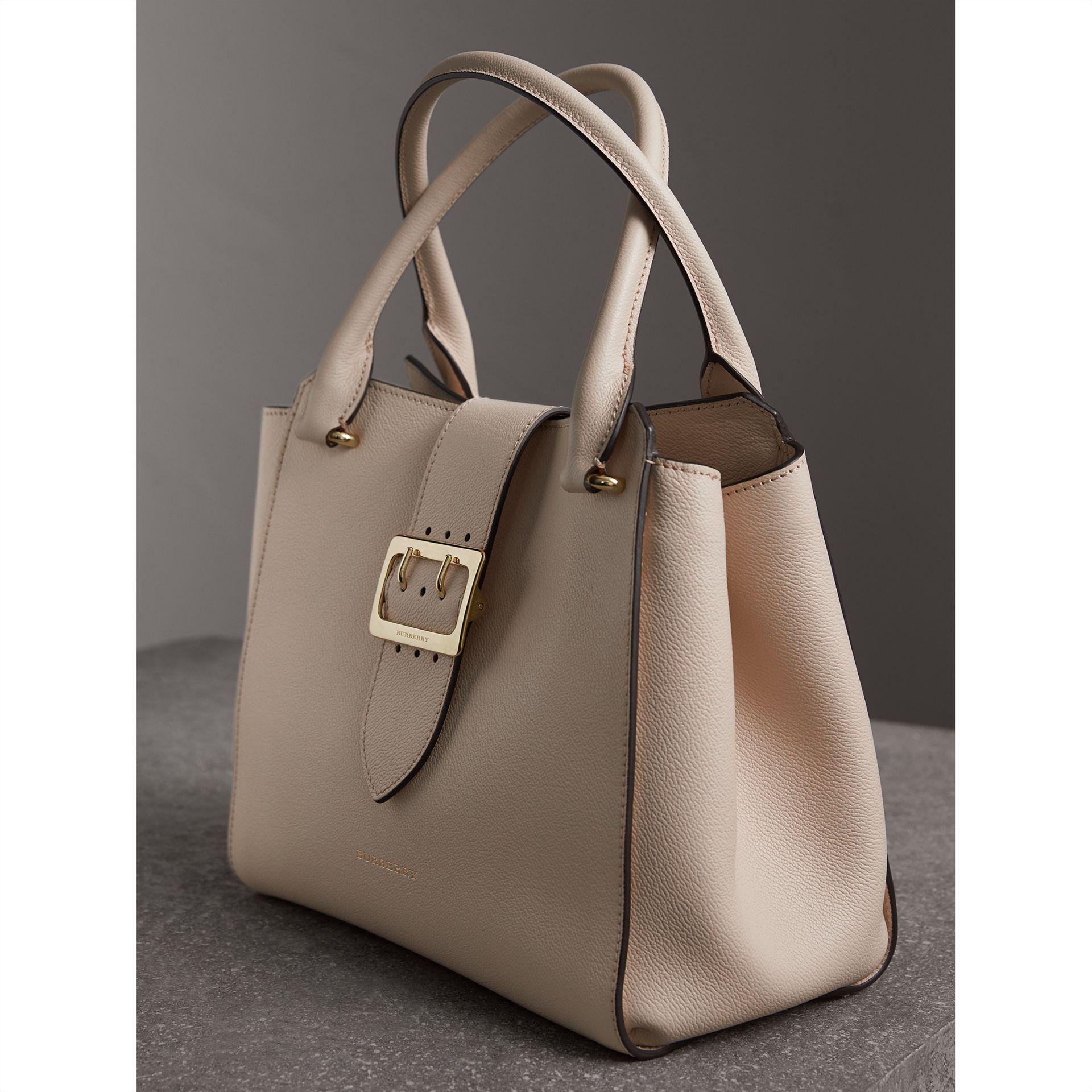 Burberry The Medium Buckle Tote In Grainy Leather Limestone Lyst UK