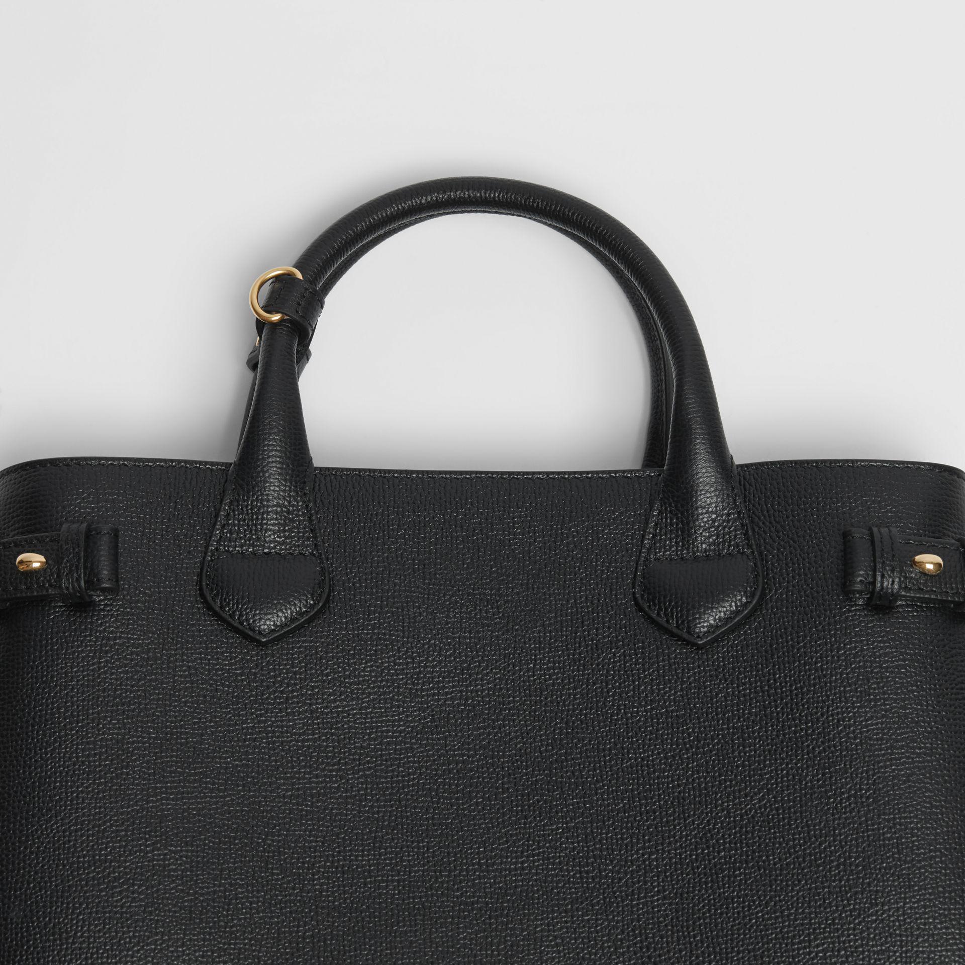 The medium banner in leather and house check new arrivals