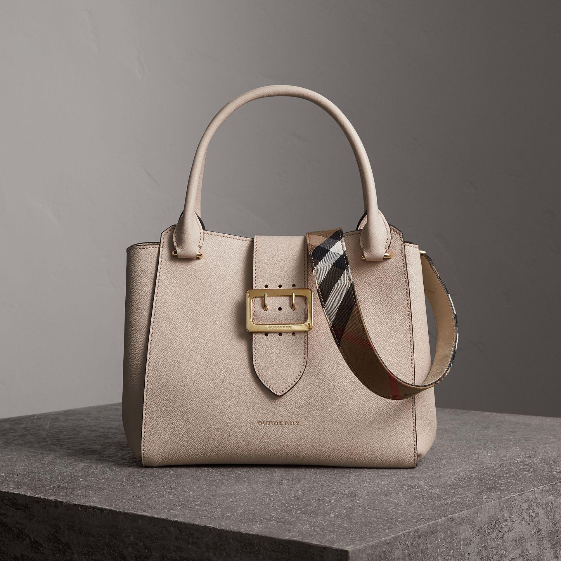 Burberry The Medium Buckle Tote In Grainy Leather Limestone | Lyst Canada