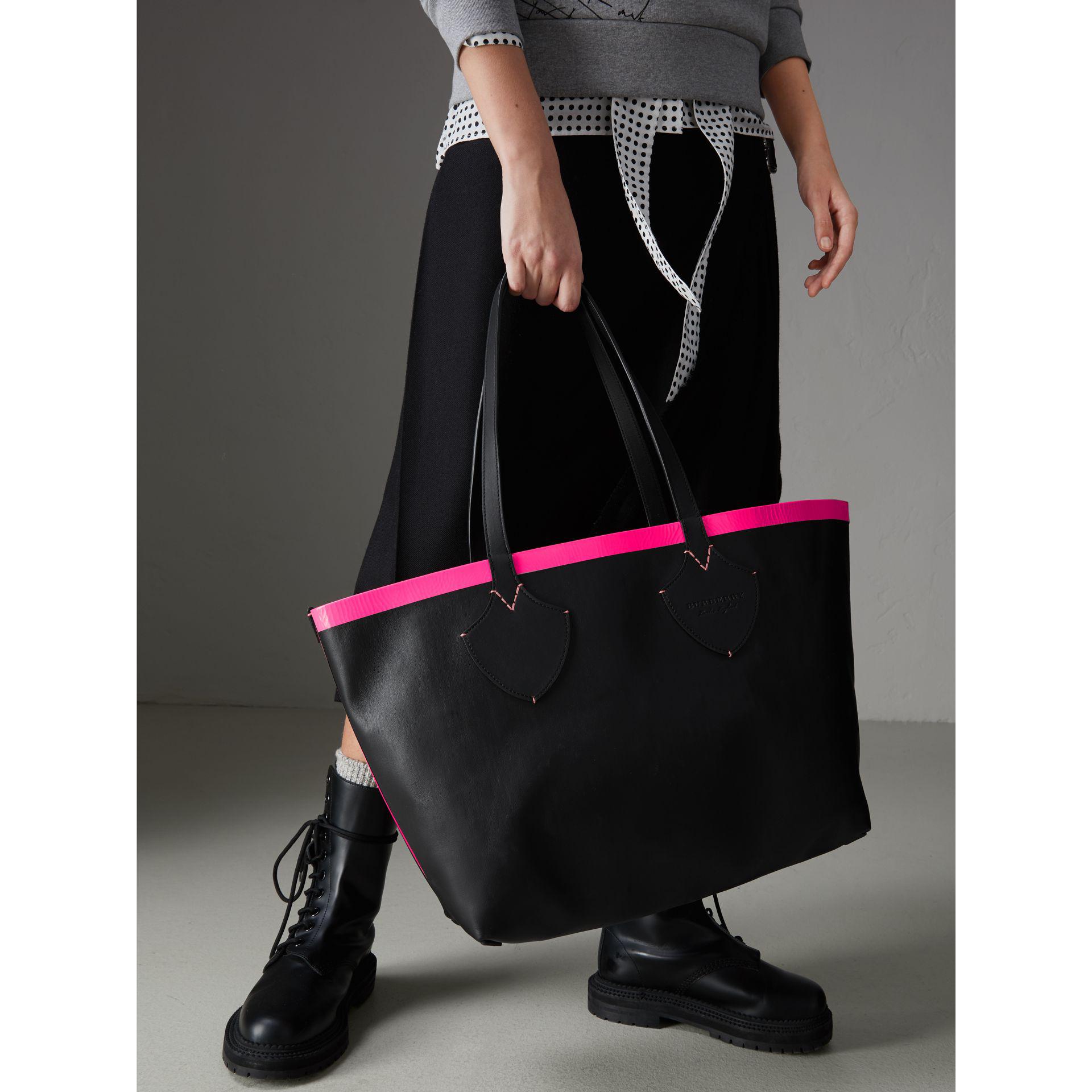 the medium giant reversible tote in canvas and leather
