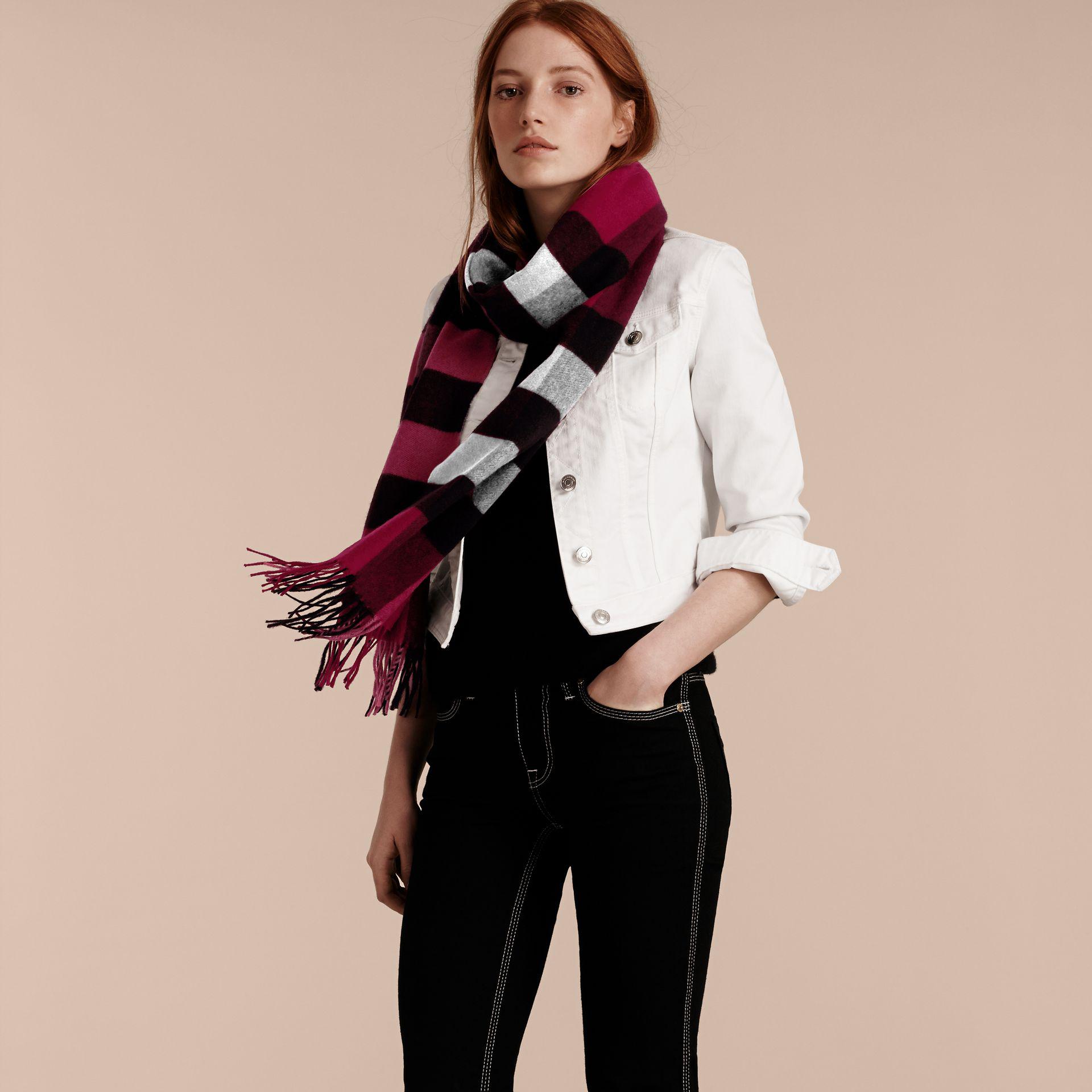 burberry the large classic cashmere scarf in check