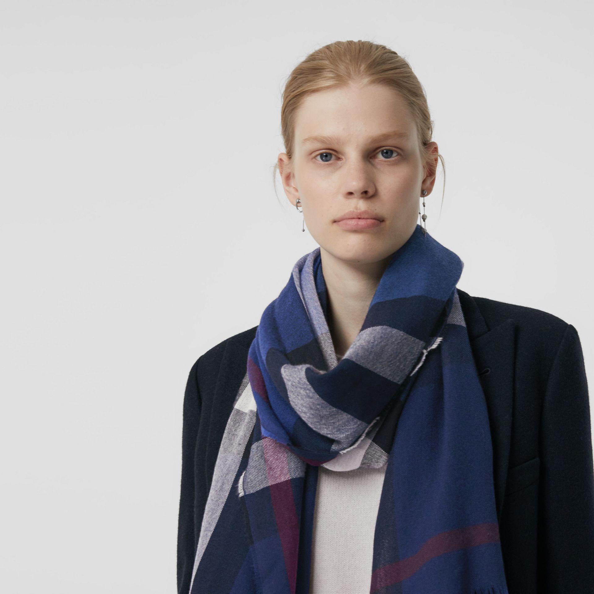 Burberry Lightweight Check Wool Cashmere Scarf Navy in Blue for Men | Lyst