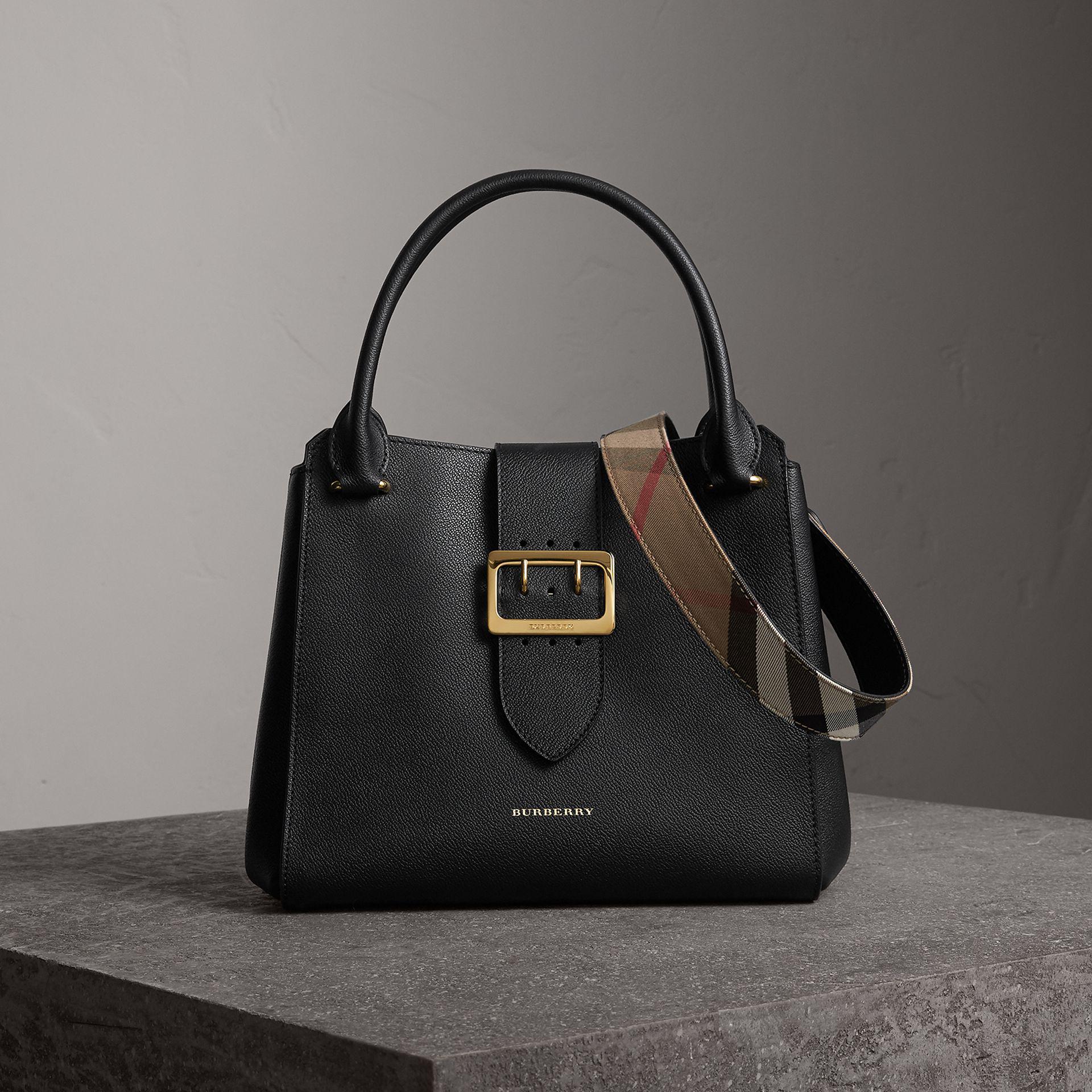 Burberry The Medium Buckle Tote In Grainy Leather Black | Lyst