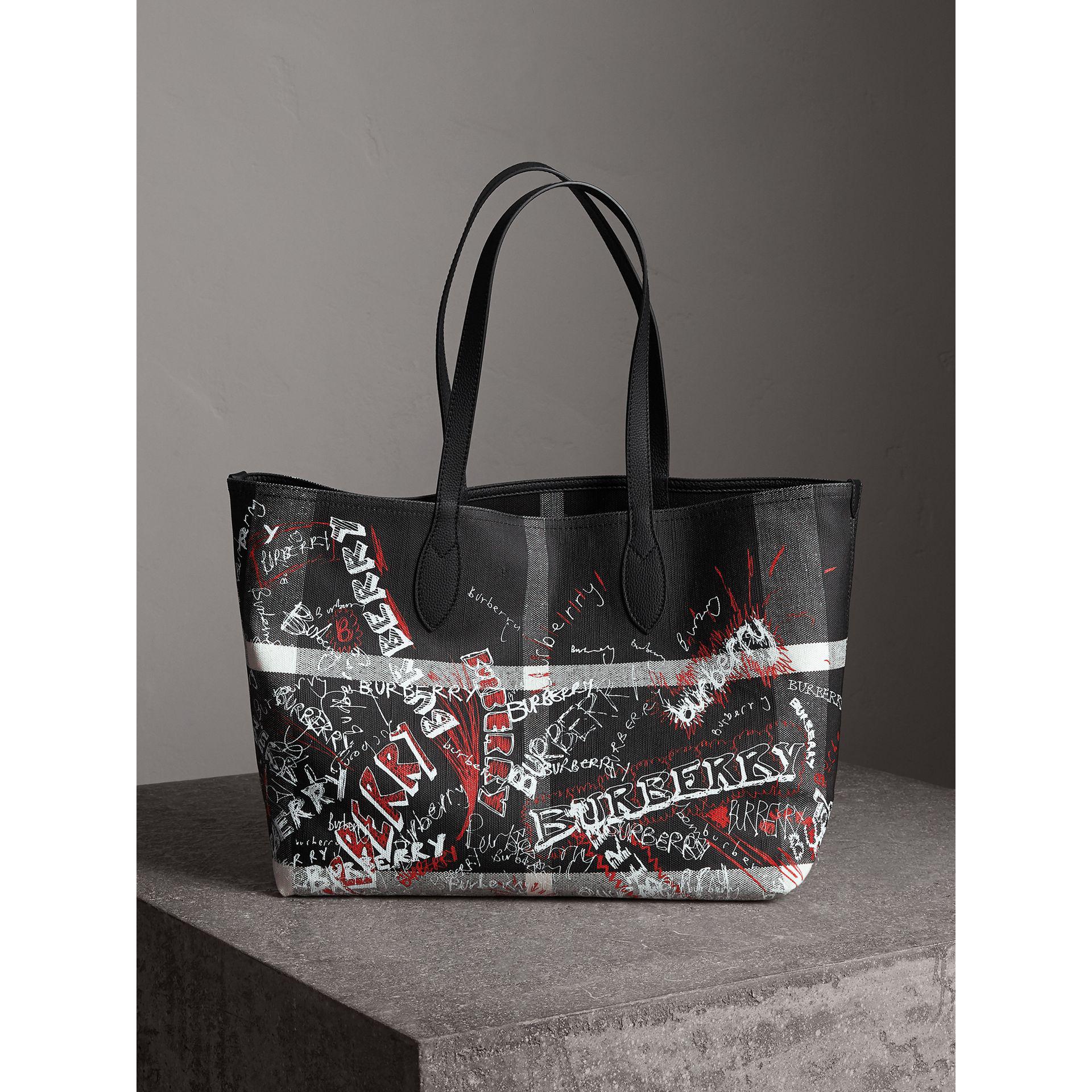 Burberry Reversible Doodle Tote 2024 favors