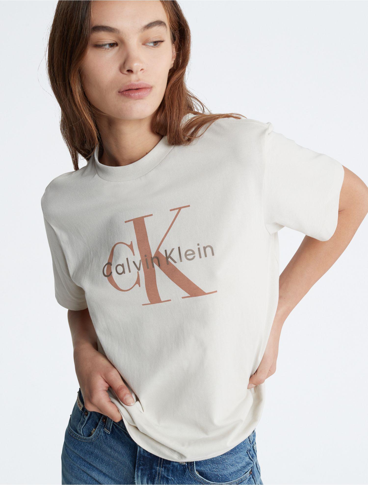 Calvin Klein in Boxy Logo | Metallic T-shirt Lyst White Crewneck Monogram