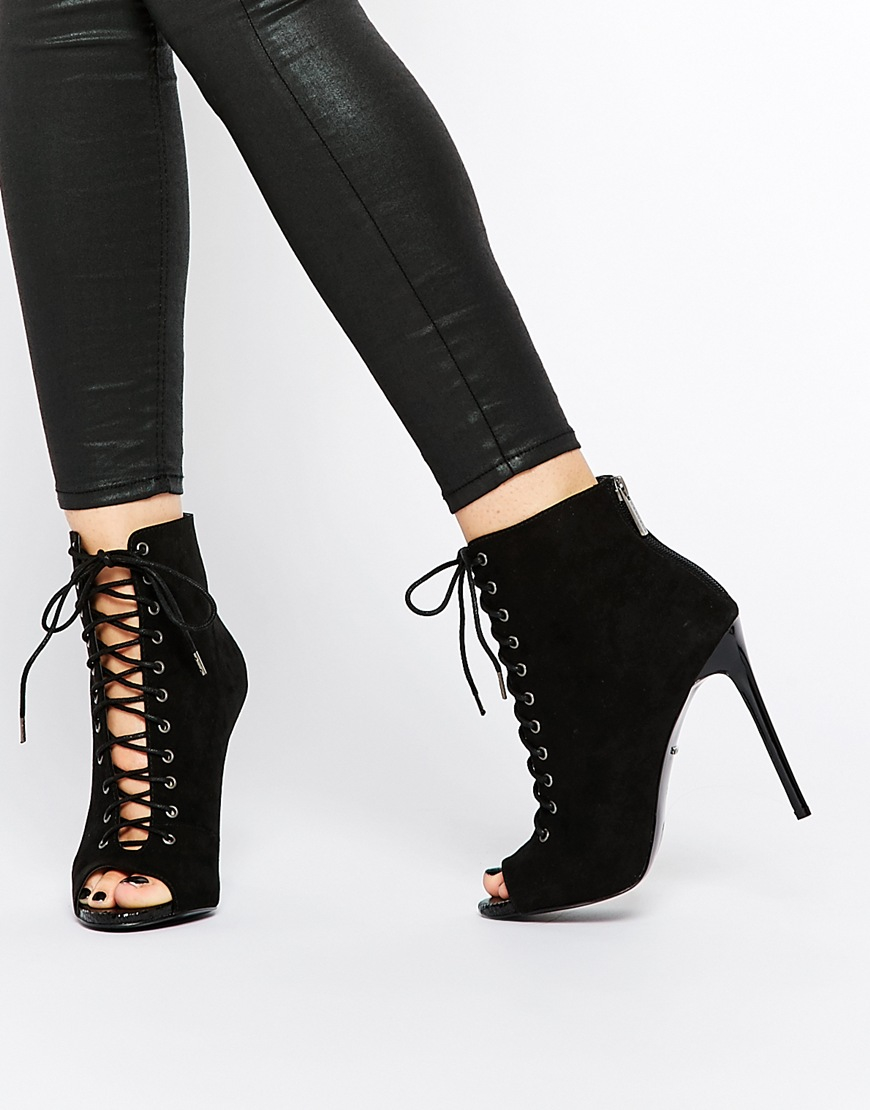 ботильоны на шнуровке на каблуке. туфли на шнурках женские. туфли на шнуровке женские на каблуке. ботильоны на шнуровке. шнуровка ботинок.