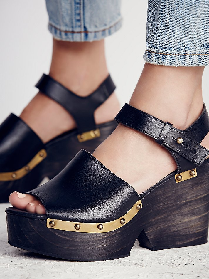 Leather Swingate Clog in Black 