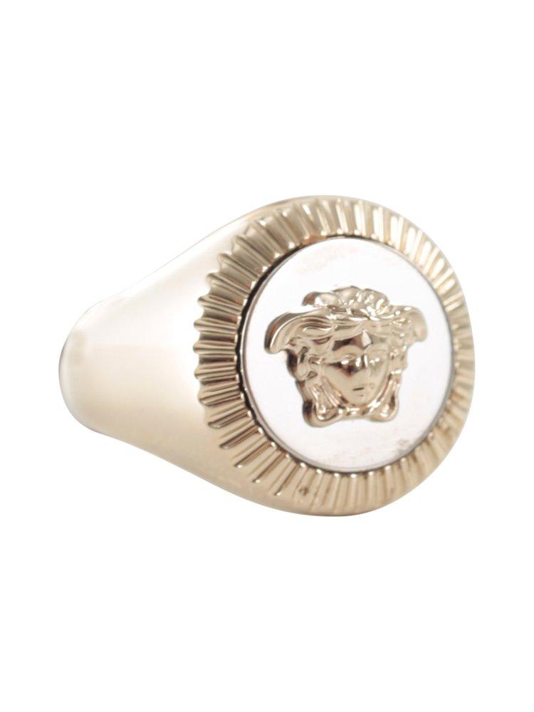 Aanleg Spin Specialiteit Versace Logo Engraved Medusa Ring in Metallic | Lyst