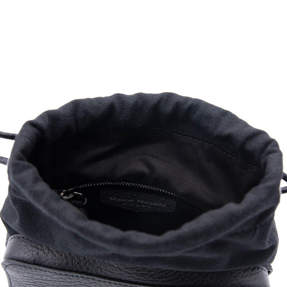 ショルダーバッグ・ポシェット Maison Margiela Puffy Jet-Black Leather Bag With Logo Patch Maison Margiela Puffy Jet-black Leather Bag With Logo Patch