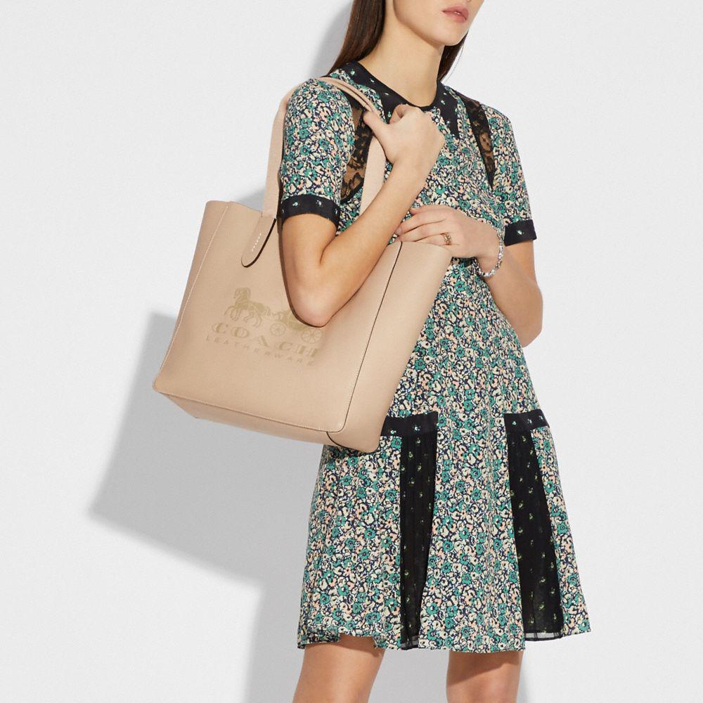 Grove tote with shop horse and carriage