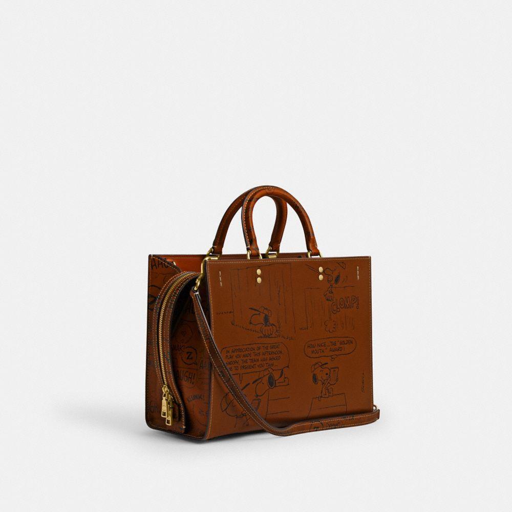 COACH X PEANUTSローグ バッグ・ニュースペーパー プリントブラウン COACH X Peanuts Rogue Bag With Newspaper Print in Brown | Lyst