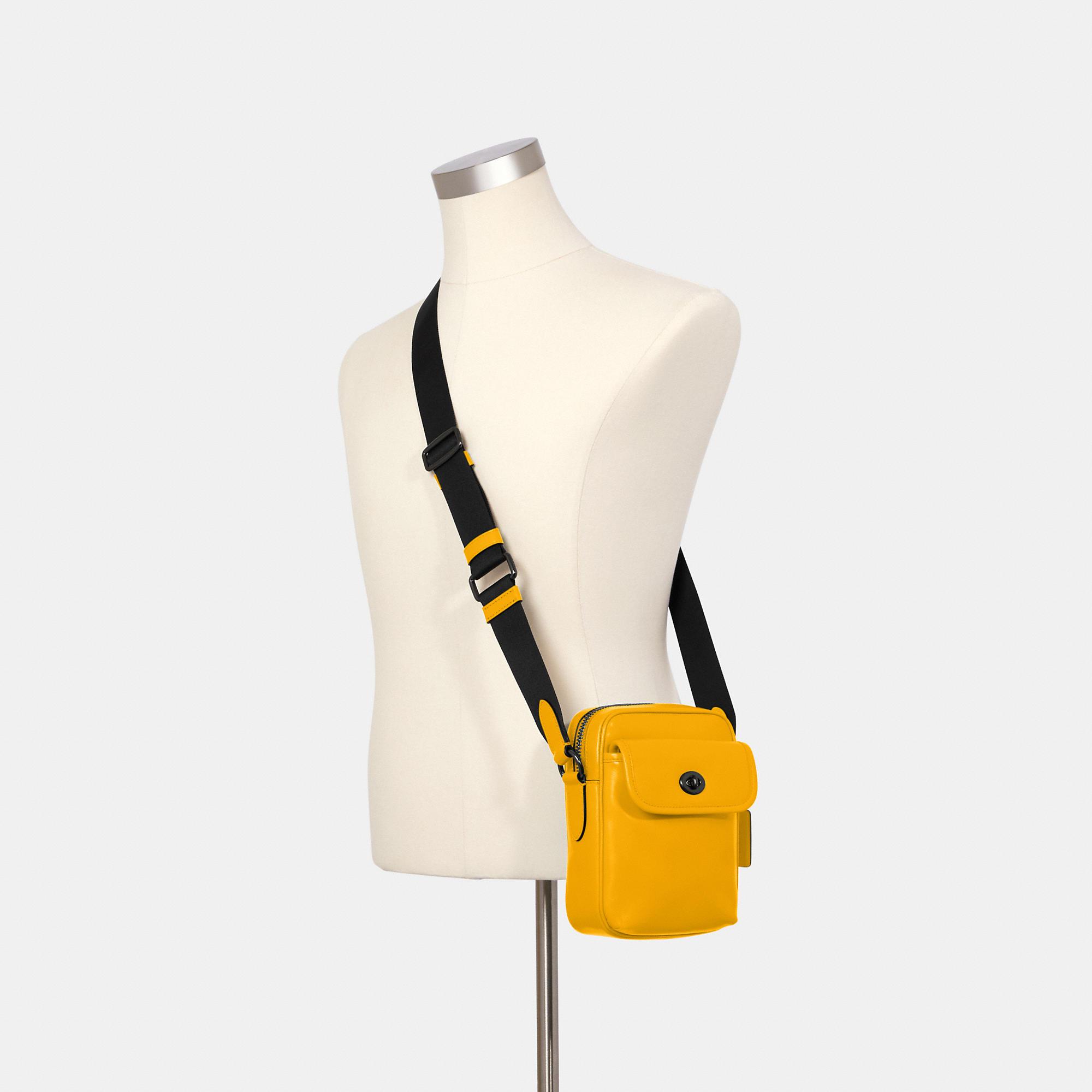 小物 COACH Heritage Turnlock Bag Charm Yellow Coach C3163 Heritage Turn Lock Pouch Charm Case Carabiner