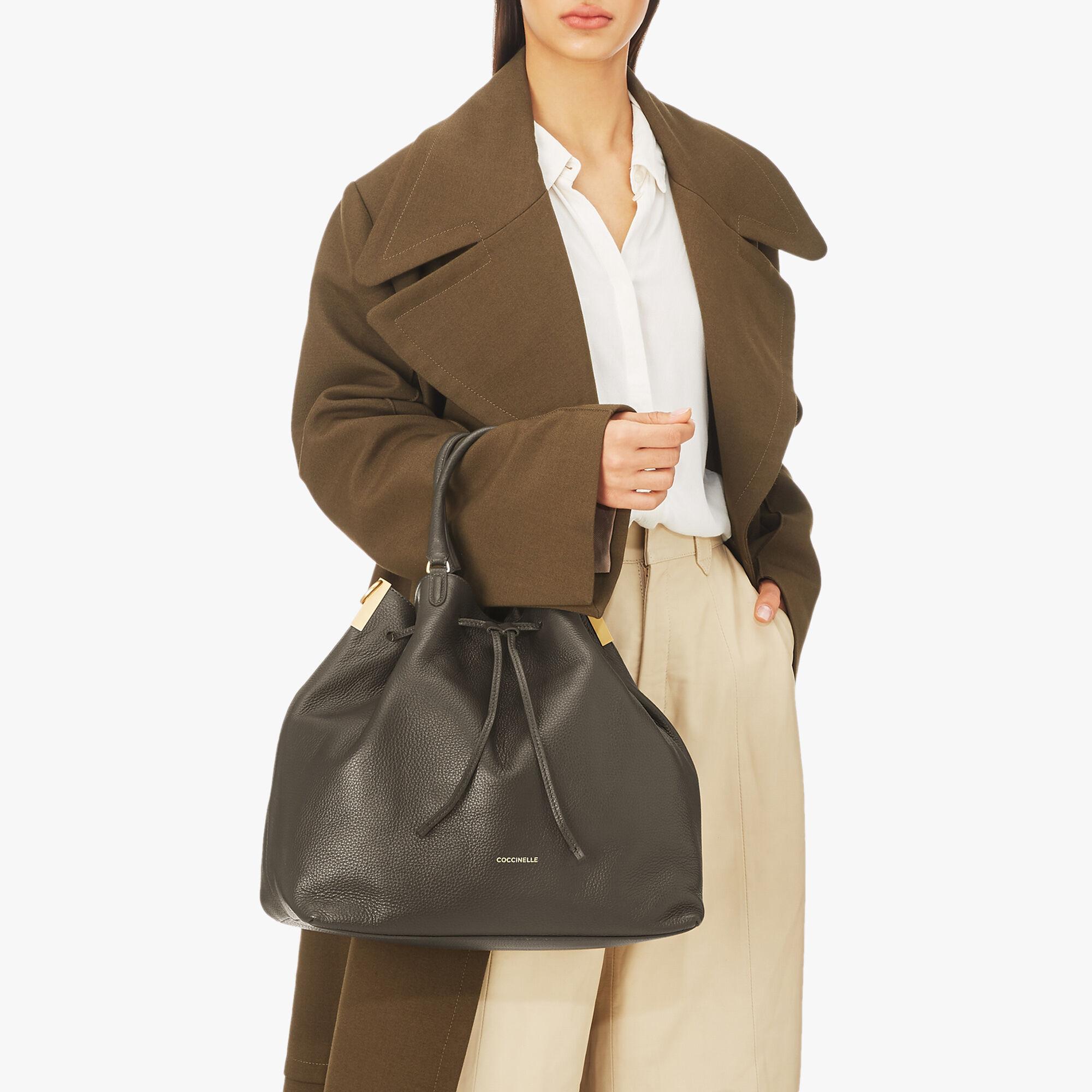 coccinelle gabrielle bucket