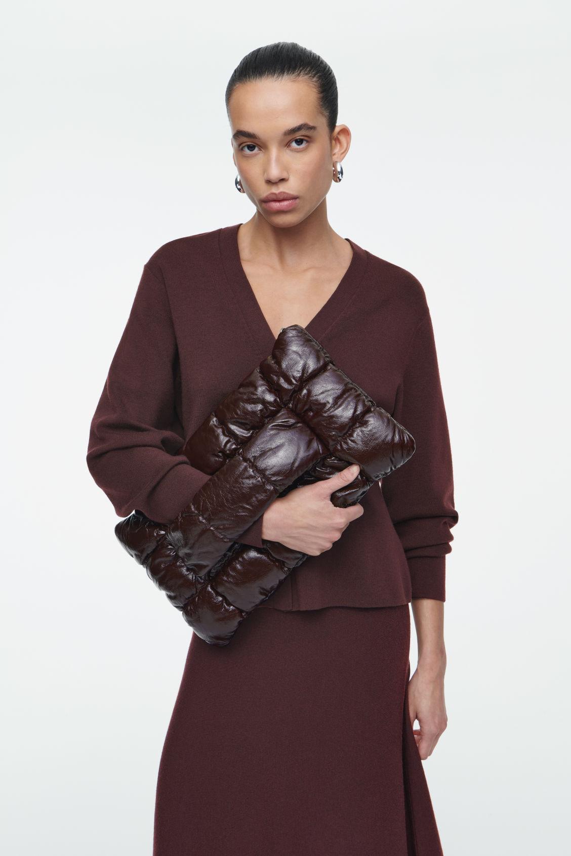 【極希少】COS PILLOW OVERSIZED QUILTED CLUTCH PILLOW OVERSIZED QUILTED CLUTCH BAG - LEATHER - BLACK | COS