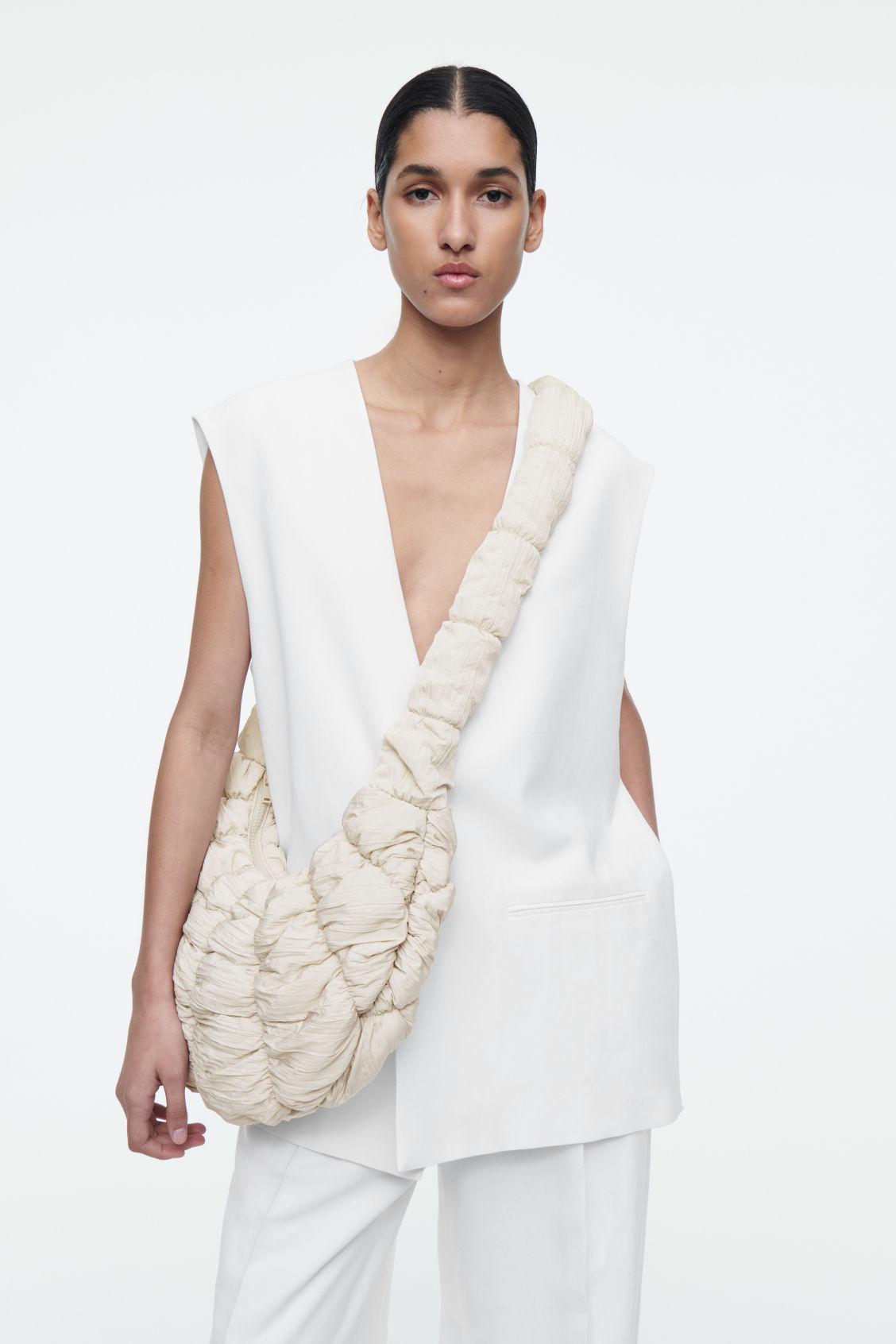 COS RIPPLE クロスボディーバッグ　ナイロン COS Ripple Crossbody - Nylon in White | Lyst