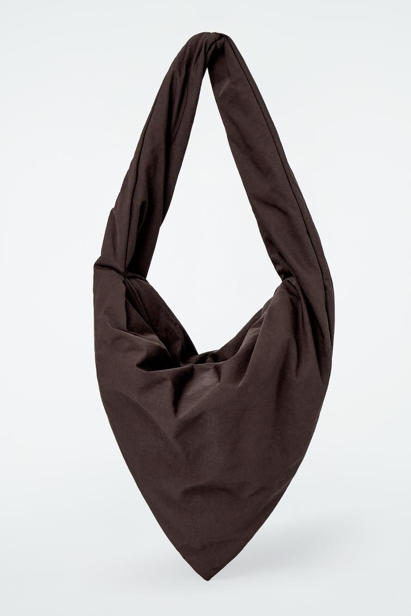 cos kiteバッグ KITE OVERSIZED SHOULDER BAG - NYLON - BLACK | COS