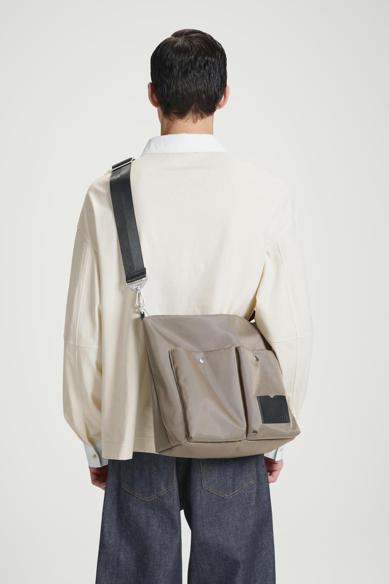 cos ユーティリティメッセンジャー　ナイロン　バッグ UTILITY MESSENGER - NYLON ユーティリティメッセンジャー