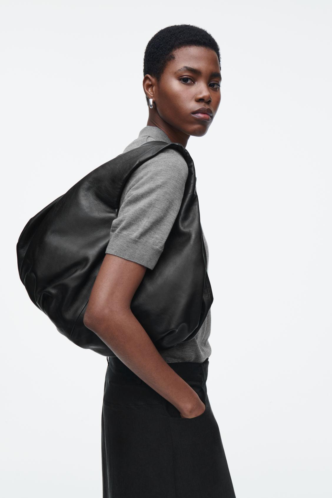 COS CLOUD TOTE トートバッグ COS Cloud Tote in Black | Lyst