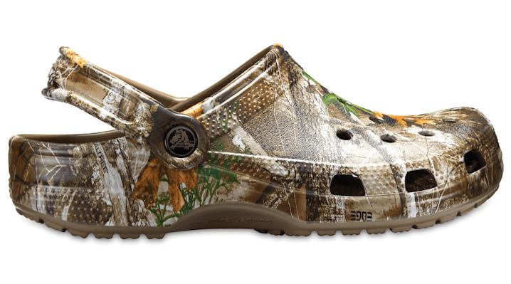 crocs adult classic realtree edge clogs