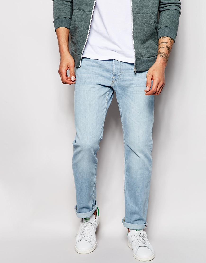 Голубые джинсы мужские с чем носить летом - 80 фото