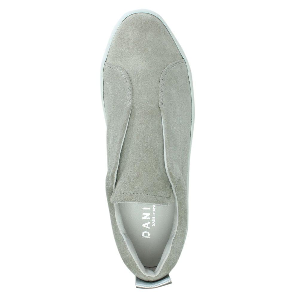 black laceless pumps