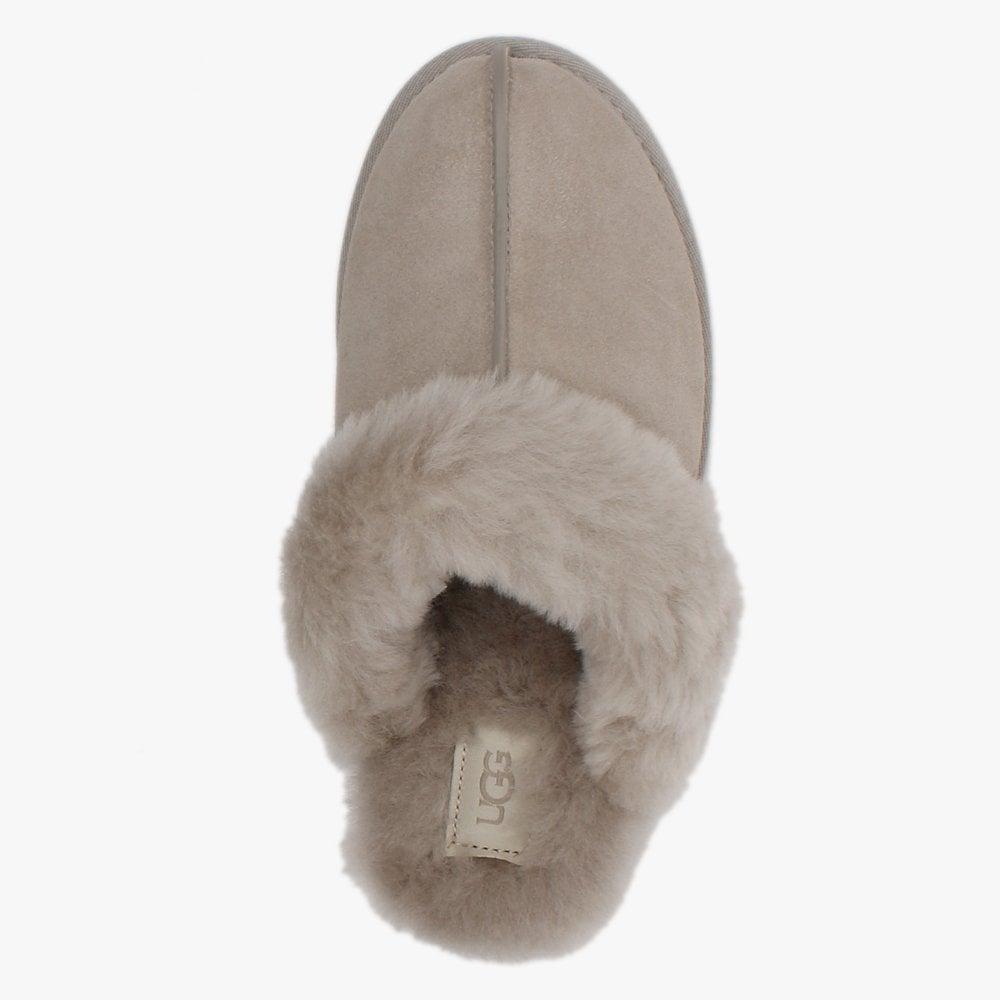 UGG Scuffette Ii Metal Logo in Natural | Lyst