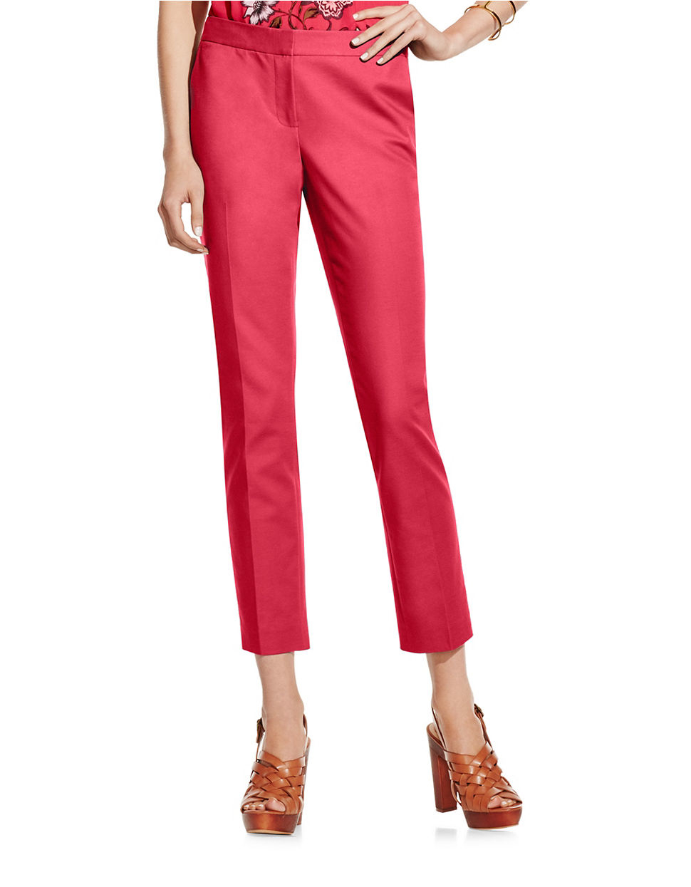 Red cropped jeans Women’s cropped jeans are jeans that end a little higher, above the ankle. This shorter style of jeans is great for showing off your favorite pair of sneakers or sandals! Cropped jeans can be slim or wide legged, depending on the style.