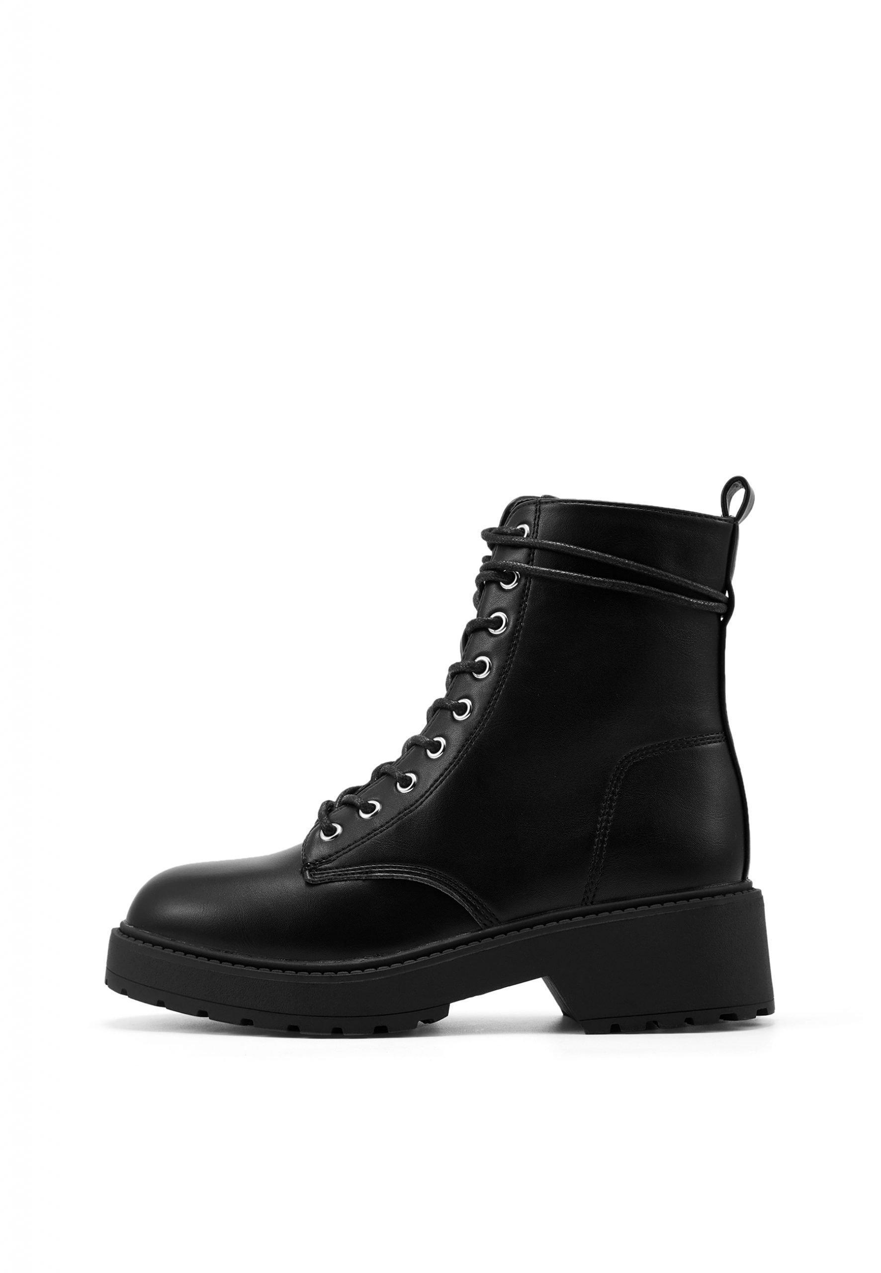 Novo hotsell white boots