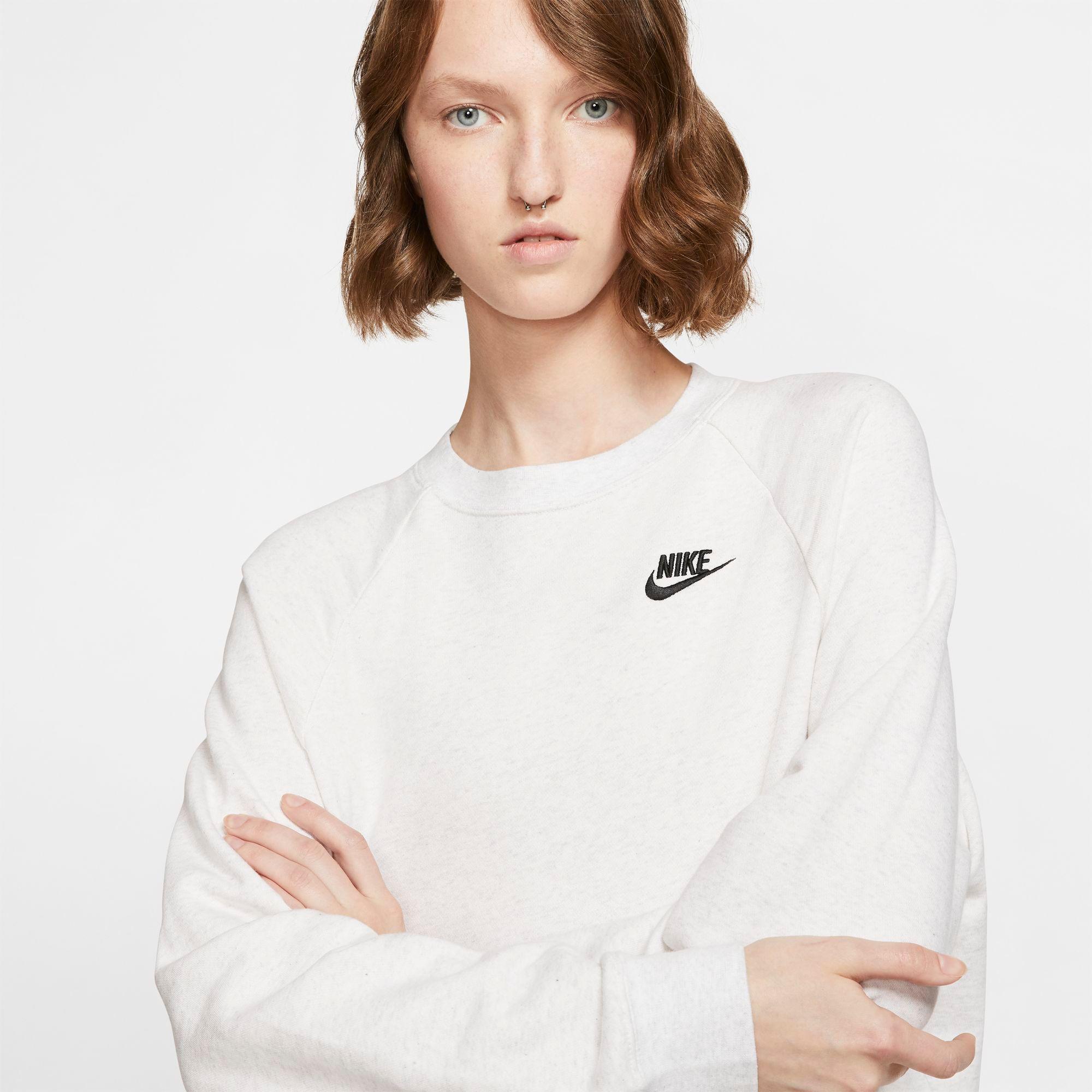 nike lounge essential fleece