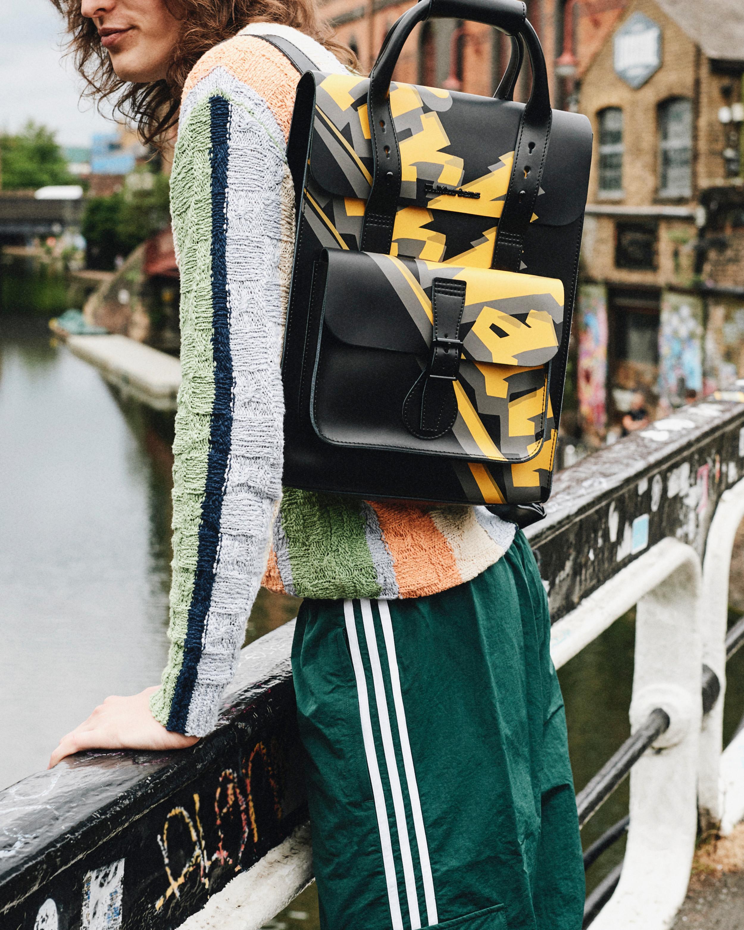 【メンズ】Dr. Martens Kiev Leather バックパック Kiev Leather Backpack in Black | Dr. Martens