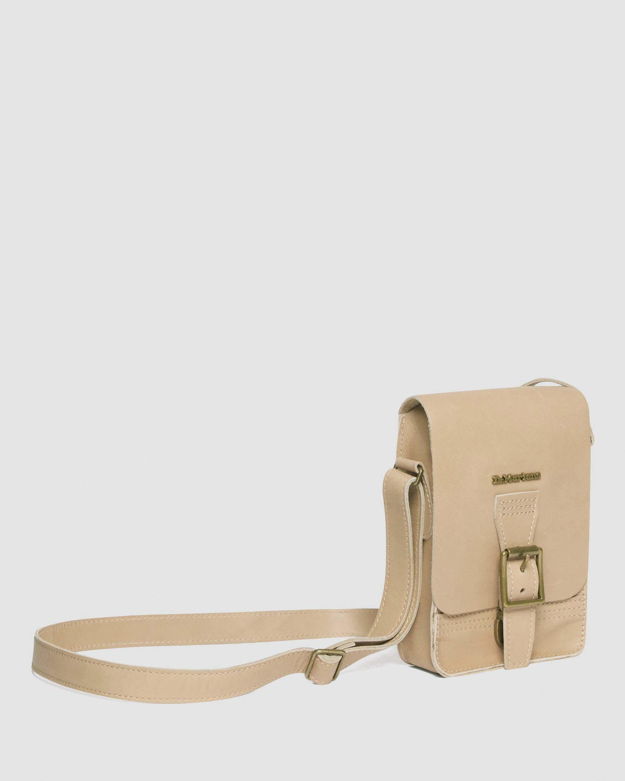 【メンズ】Dr. Martens Leather Vertical Crossbody バッグ Leather Vertical Crossbody Bag in Black | Dr. Martens