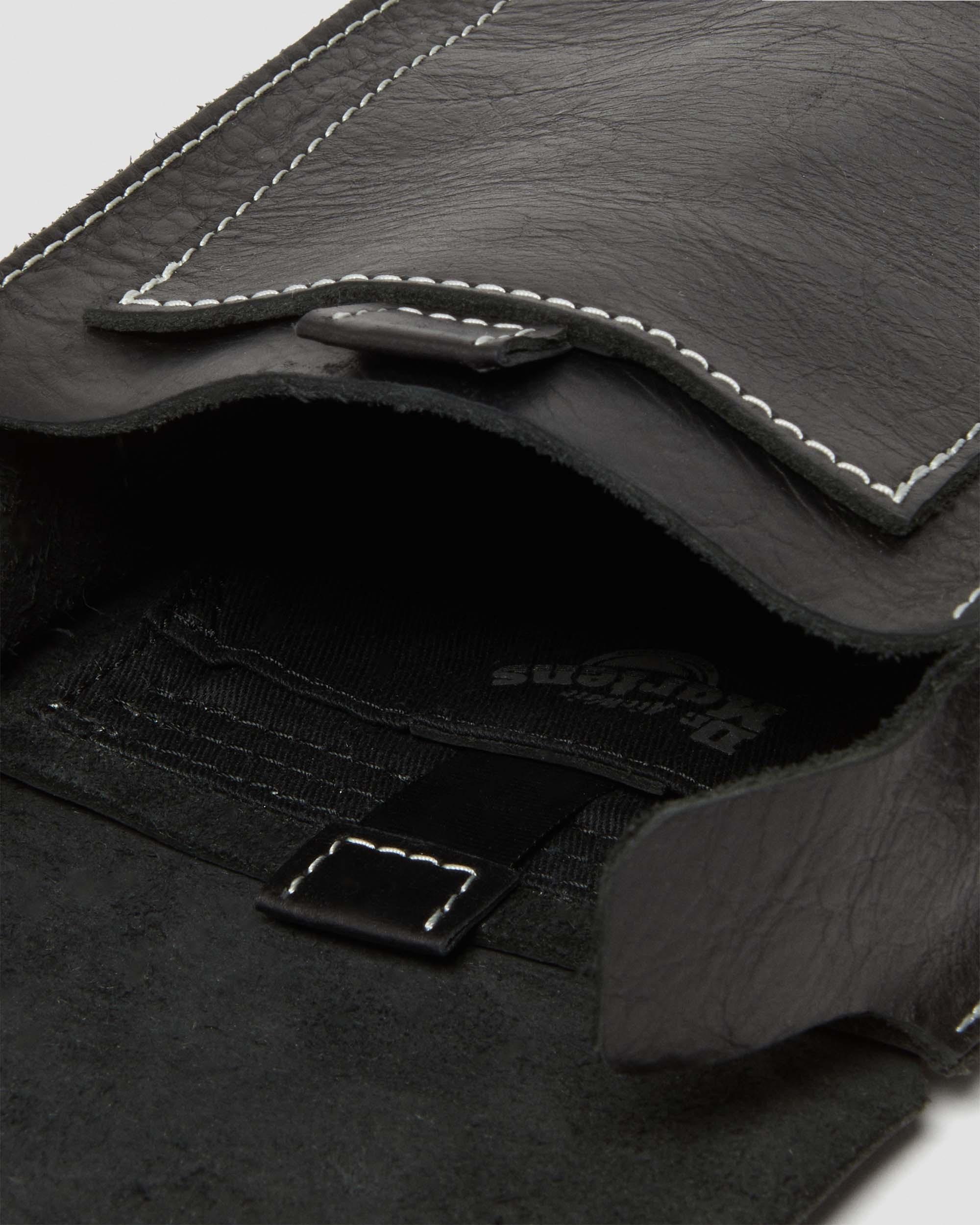 【メンズ】Dr. Martens Leather Vertical Crossbody バッグ Kie Smooth Leather Vertical Crossbody Bag in Black | Dr. Martens