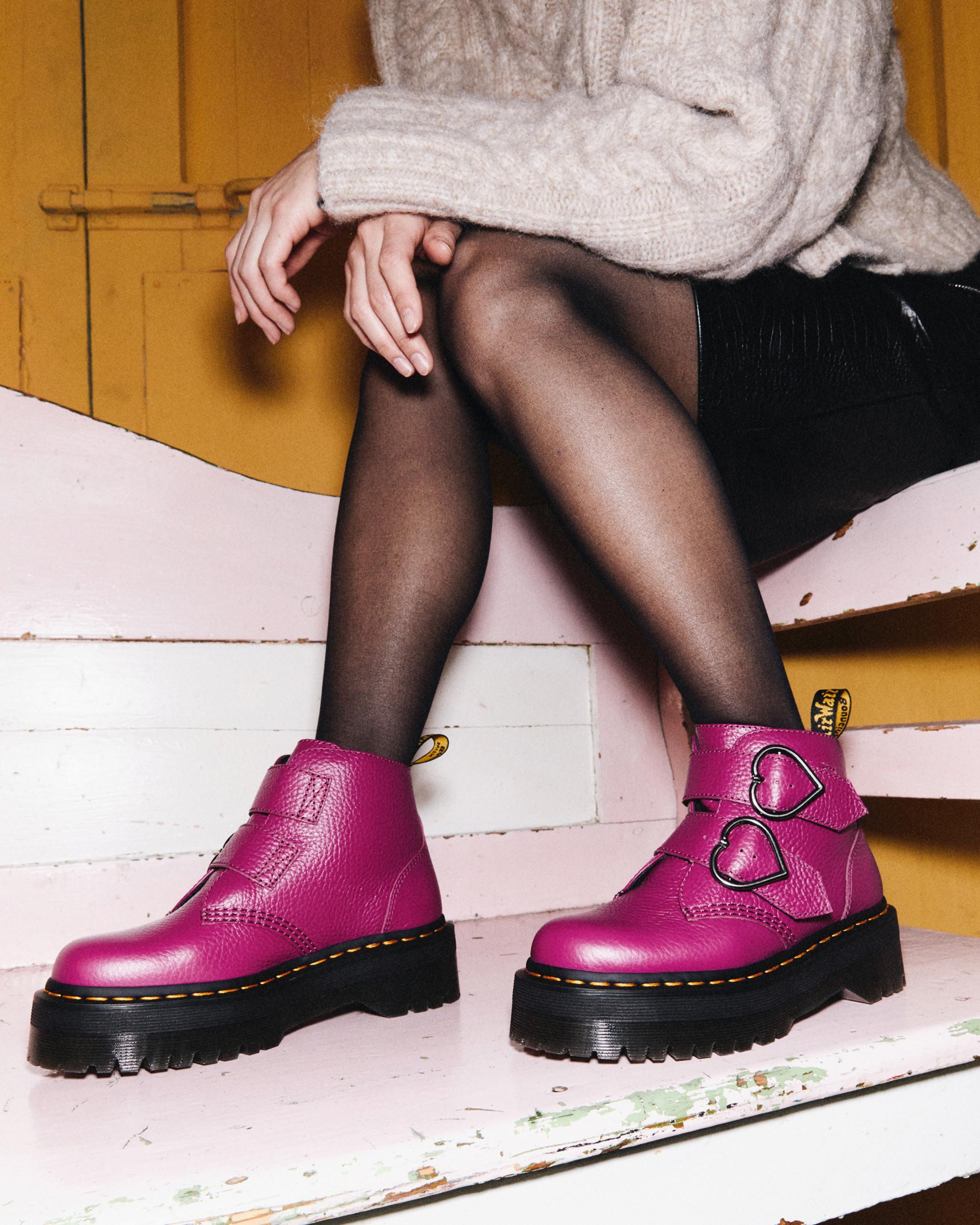 Dr. Martens Devon Heart Leather 
