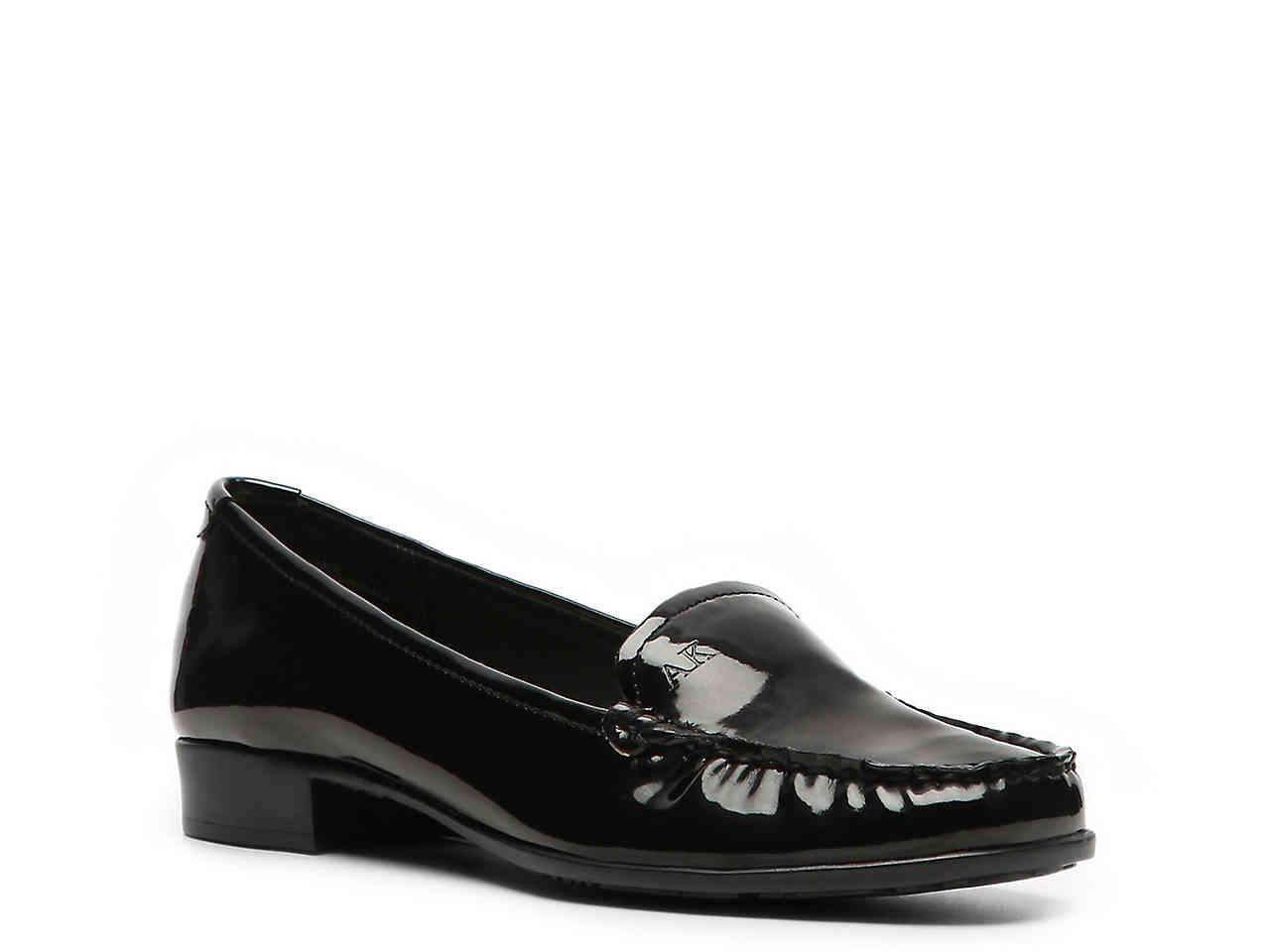 Anne Klein Vama Patent Loafer in Black | Lyst