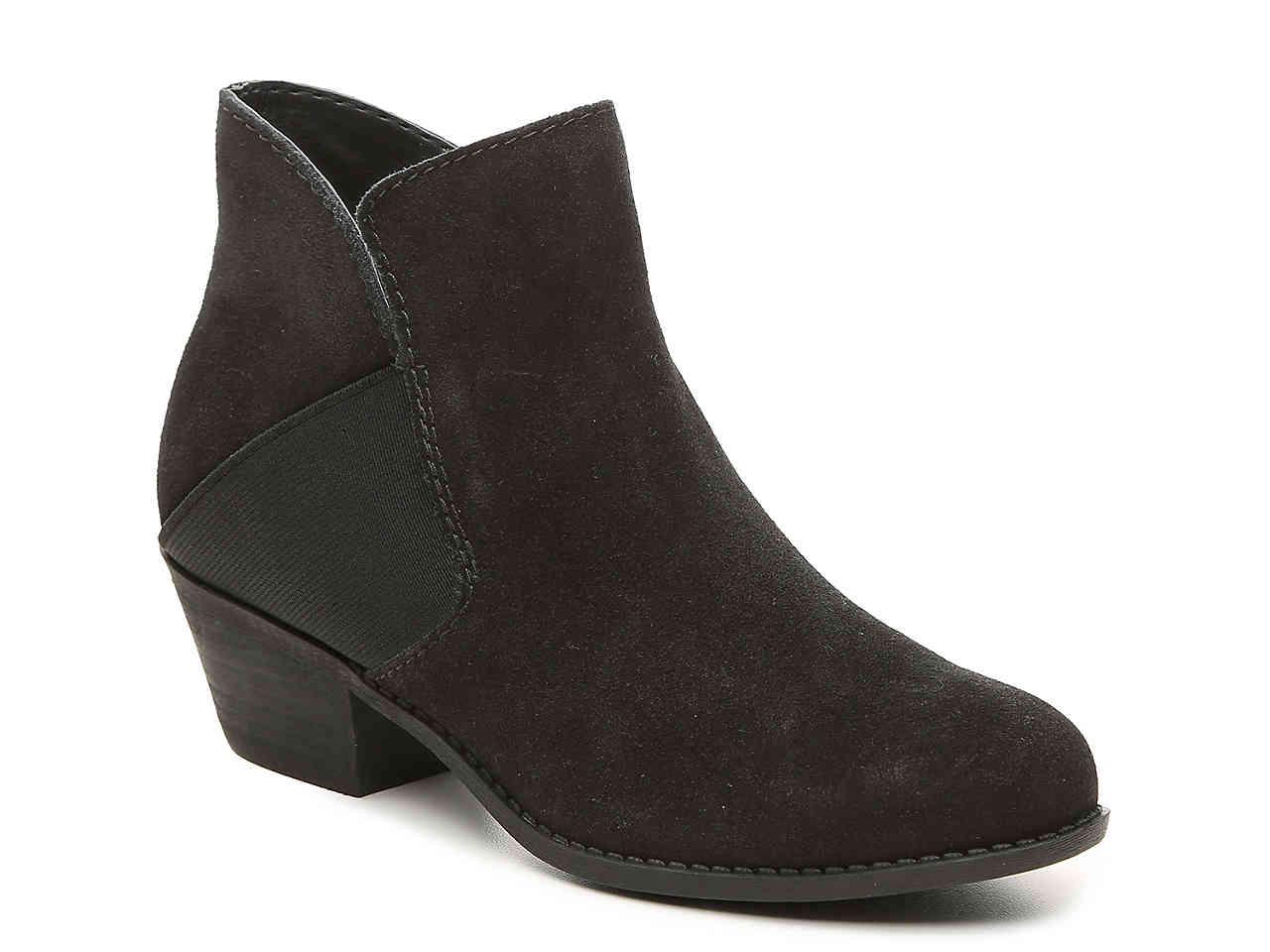 me too black suede booties