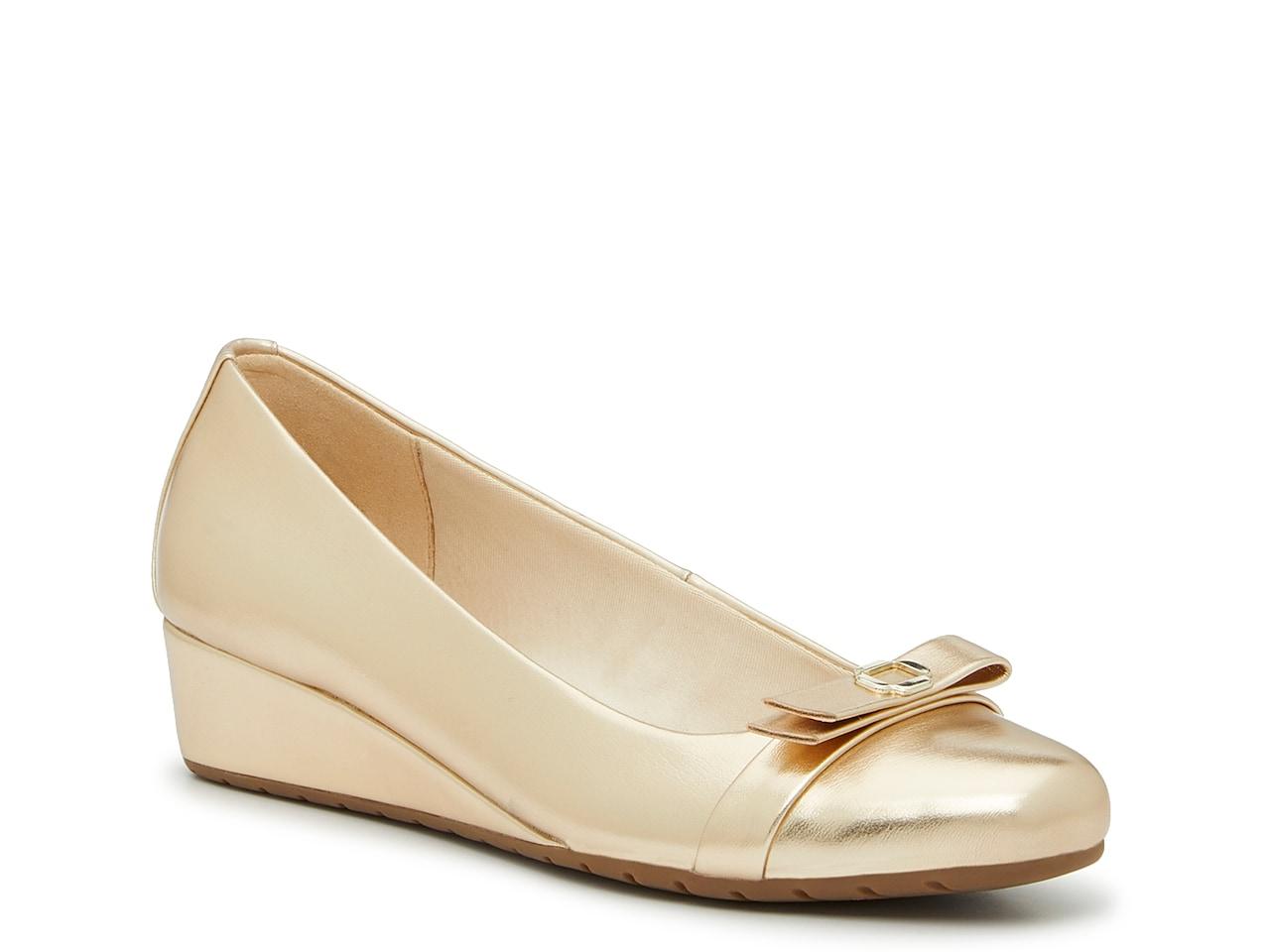 Anne Klein Mesa Wedge Pump in Natural Lyst