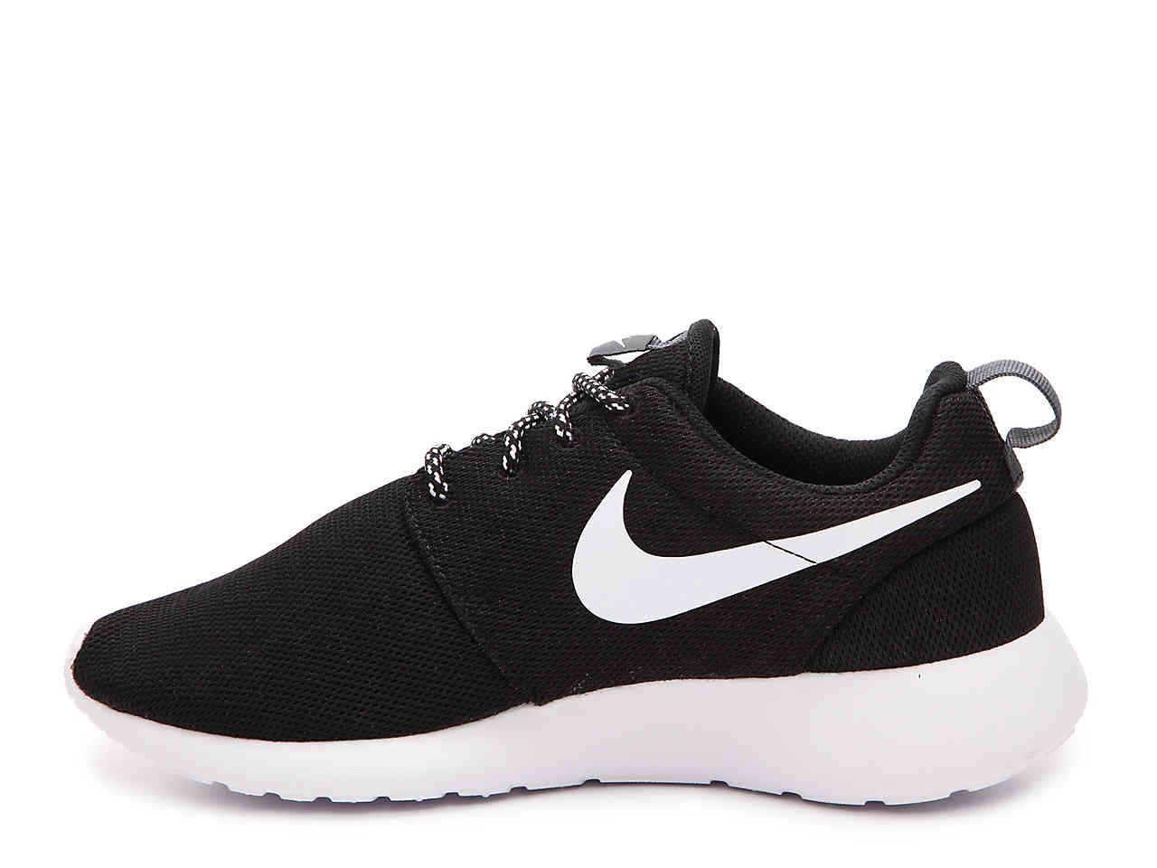 nike roshe one black and white