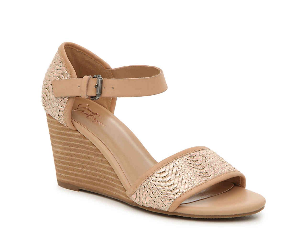 naturalizer courtney wedge pump