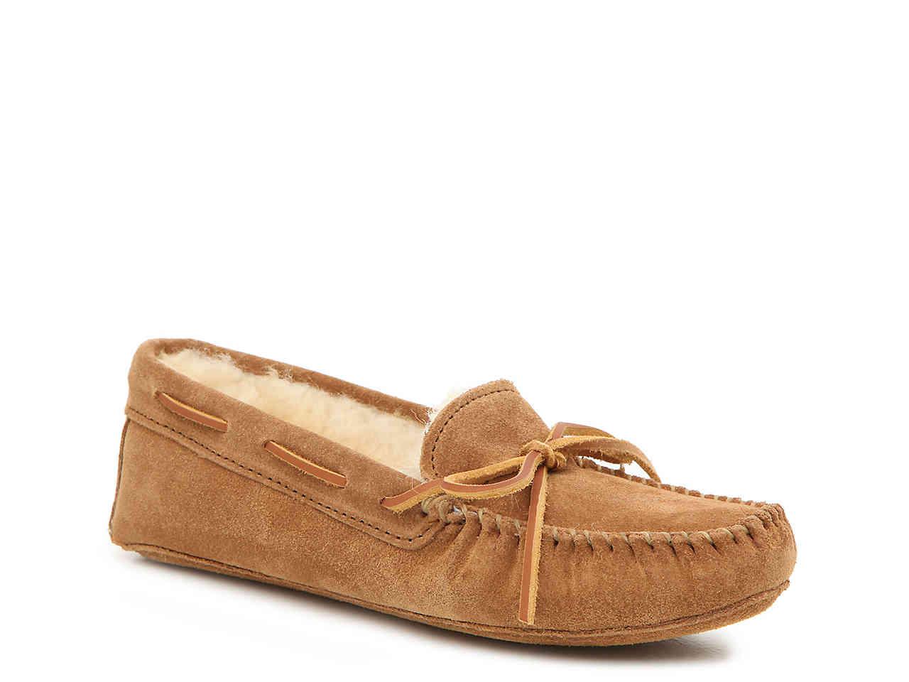 Minnetonka Suede Sheepskin Moccasin Slipper in Light Brown (Brown) - Lyst