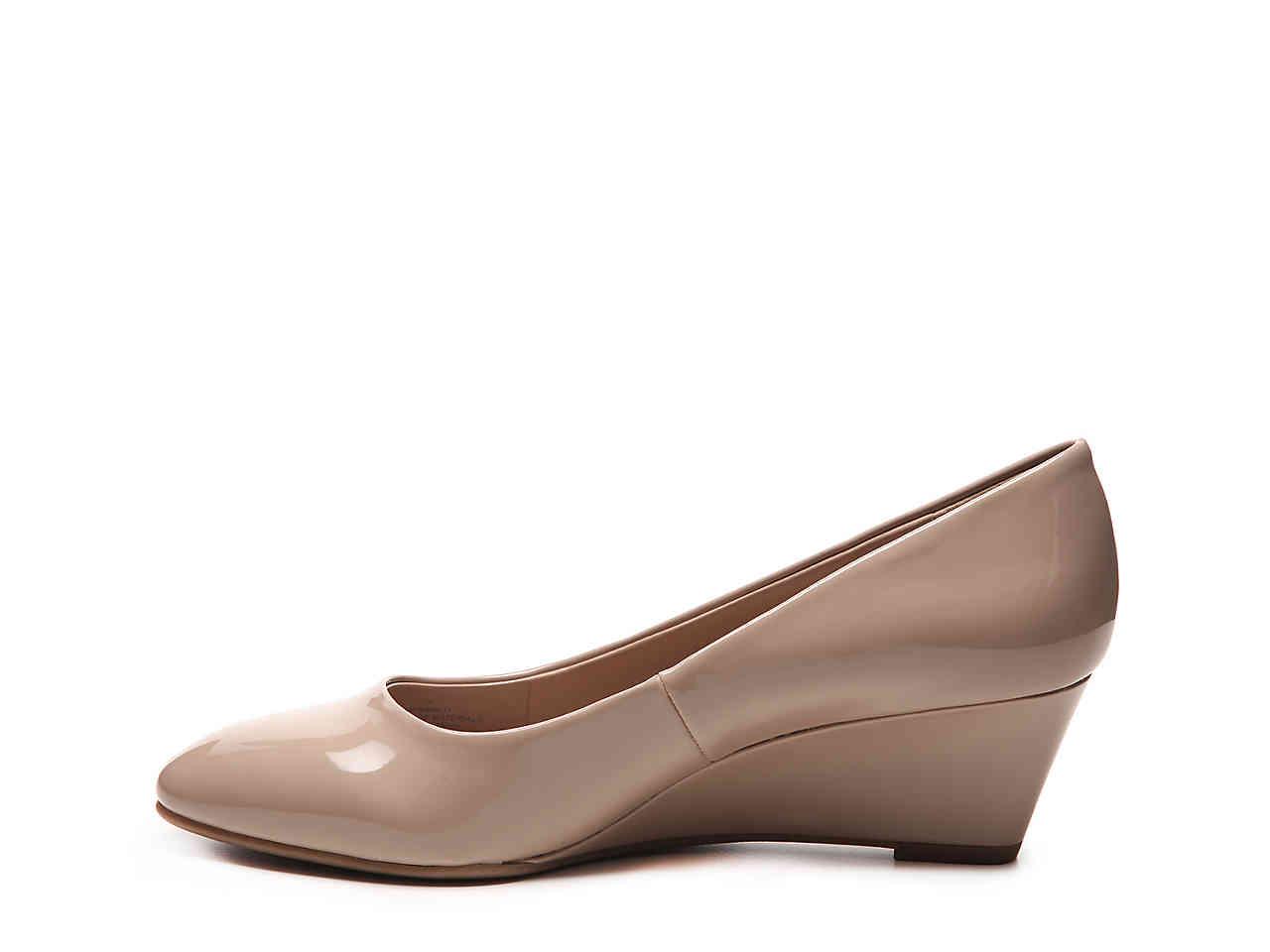 bandolino franci wedge pump