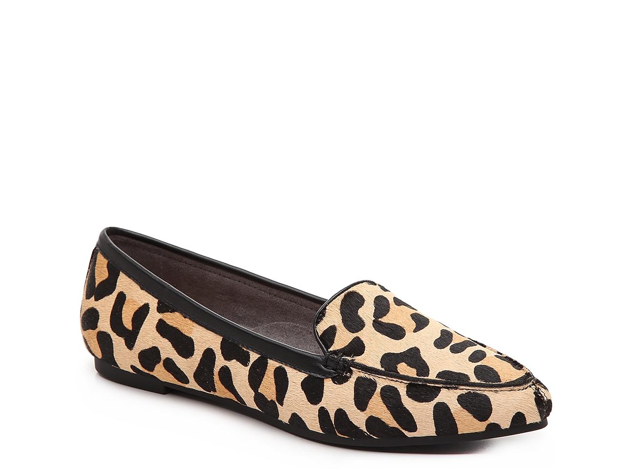 Kelly & Katie Jordi Loafer in Black Lyst