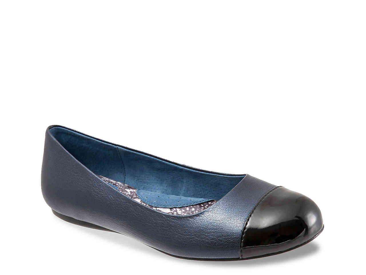 lint ballet flats