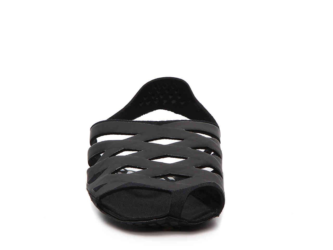 New Balance Synthetic Nb Studio Skin 118 Yoga Training Shoe in Black | Lyst