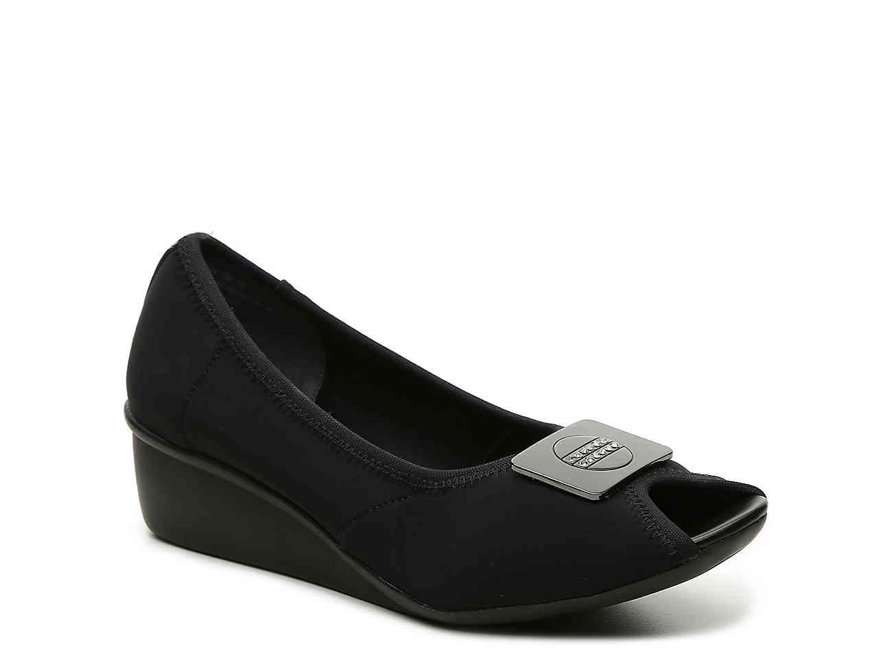 black wedge pump