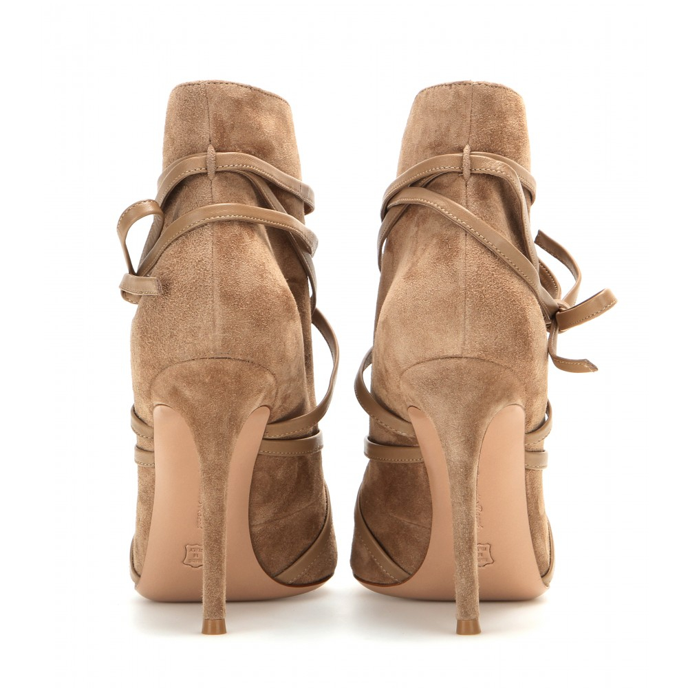 It appears you are using an Ad-blocker plugin! Ankle Boots for Women Show some leg or cuff your pants and show some street style – the choice is yours with women’s ankle boots from Payless! With a variety of styles and sizes, you’ll find a perfect new addition to your shoe collection at the low prices you know and love.