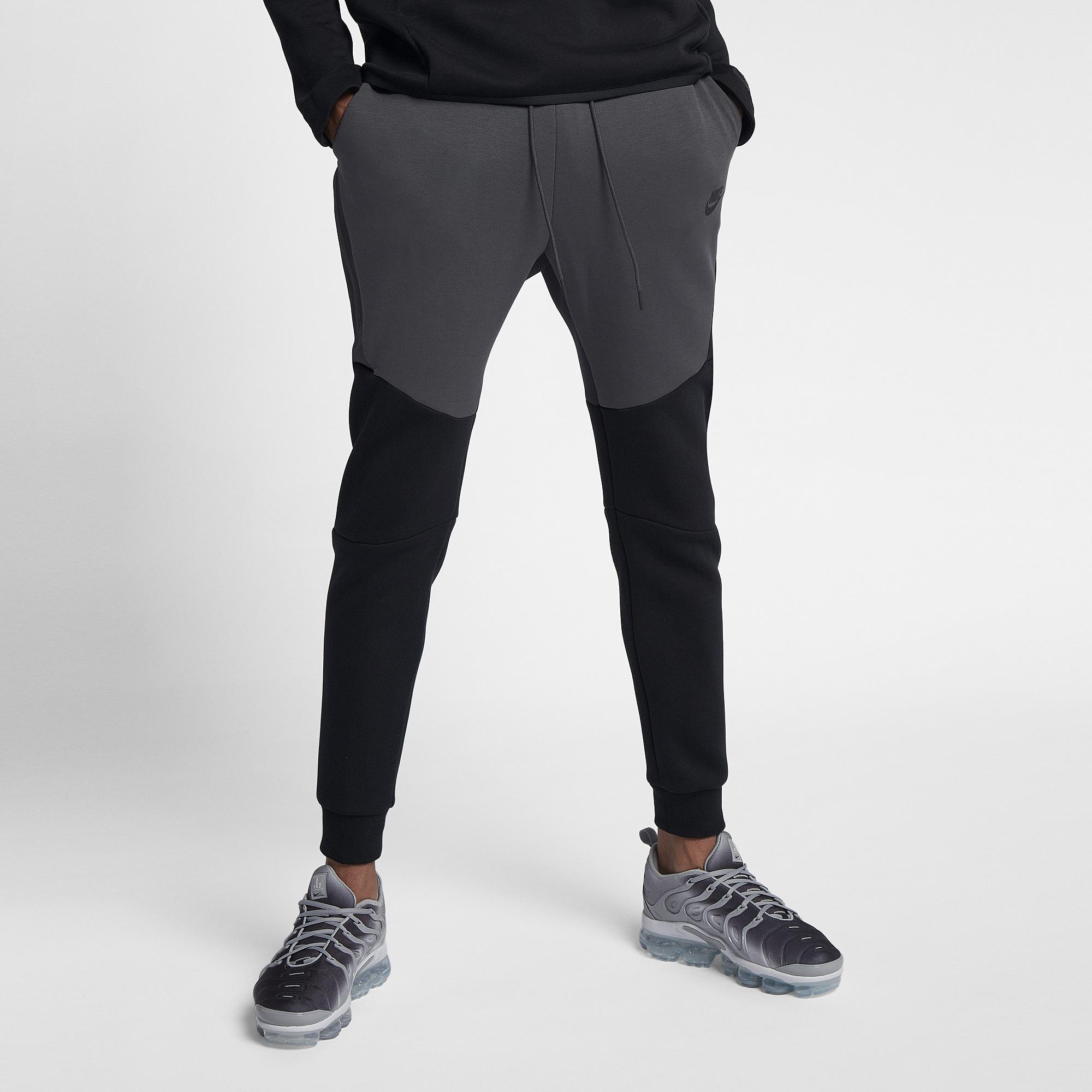 Nike Tech Fleece Jogger Pant in Black 