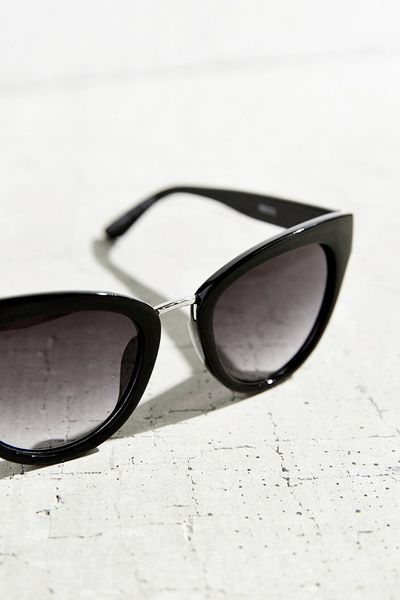 Urban Outfitters Traveler Cat-Eye Sunglasses in Gray (BLACK)