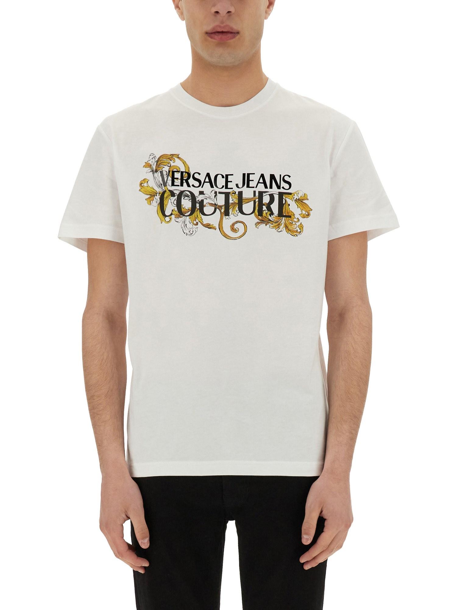 Tシャツ・カットソー Versace Jeans Couture Baroque Outline Logo T-Shirt Versace Jeans Couture Baroque Outline Logo T-Shirt in Gray