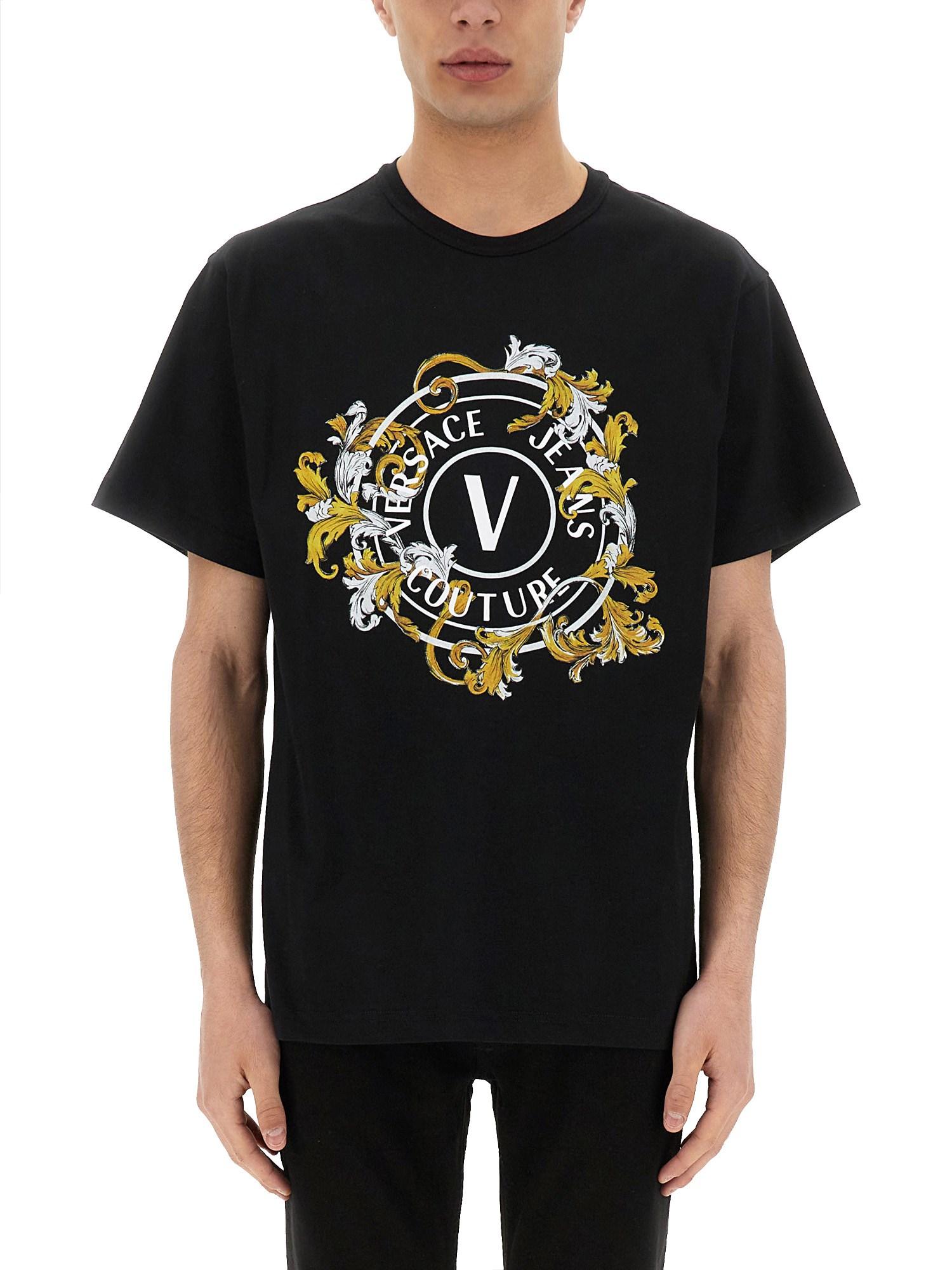 Tシャツ・カットソー Versace Jeans Couture T-Shirt V-Emblem Outline Baroque Versace Jeans Couture T-Shirt V-Emblem Outline Baroque in