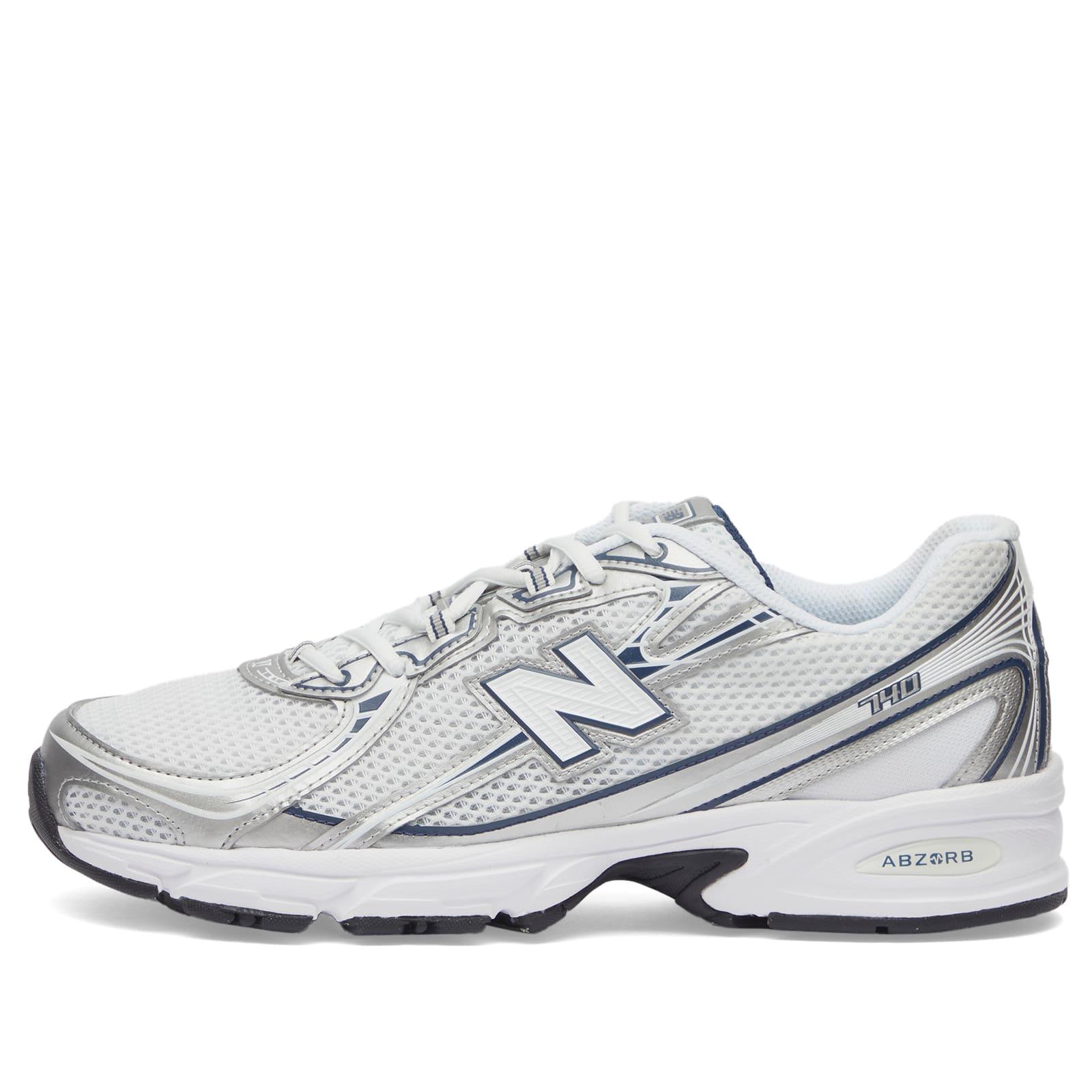 New Balance Unisex Sneakers In White 18